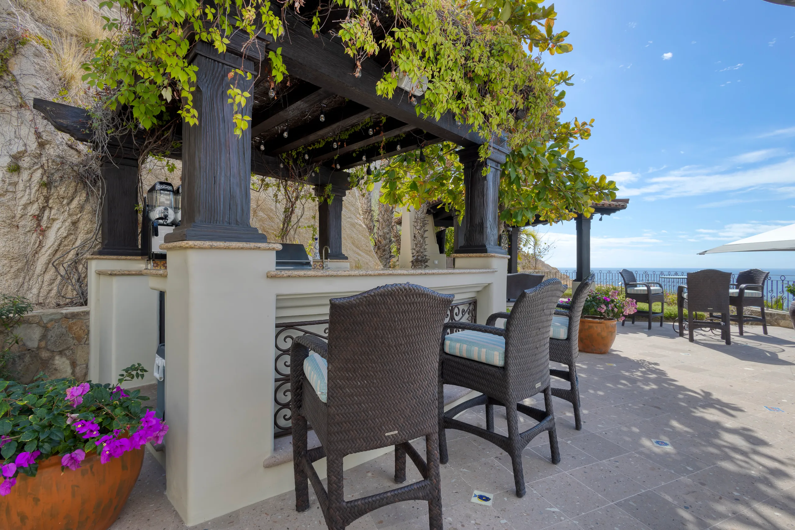 Elegantly Appointed Five Bedroom Villa with Private Infinity Pool, Jacuzzi and Panoramic Ocean Views — photograph 8