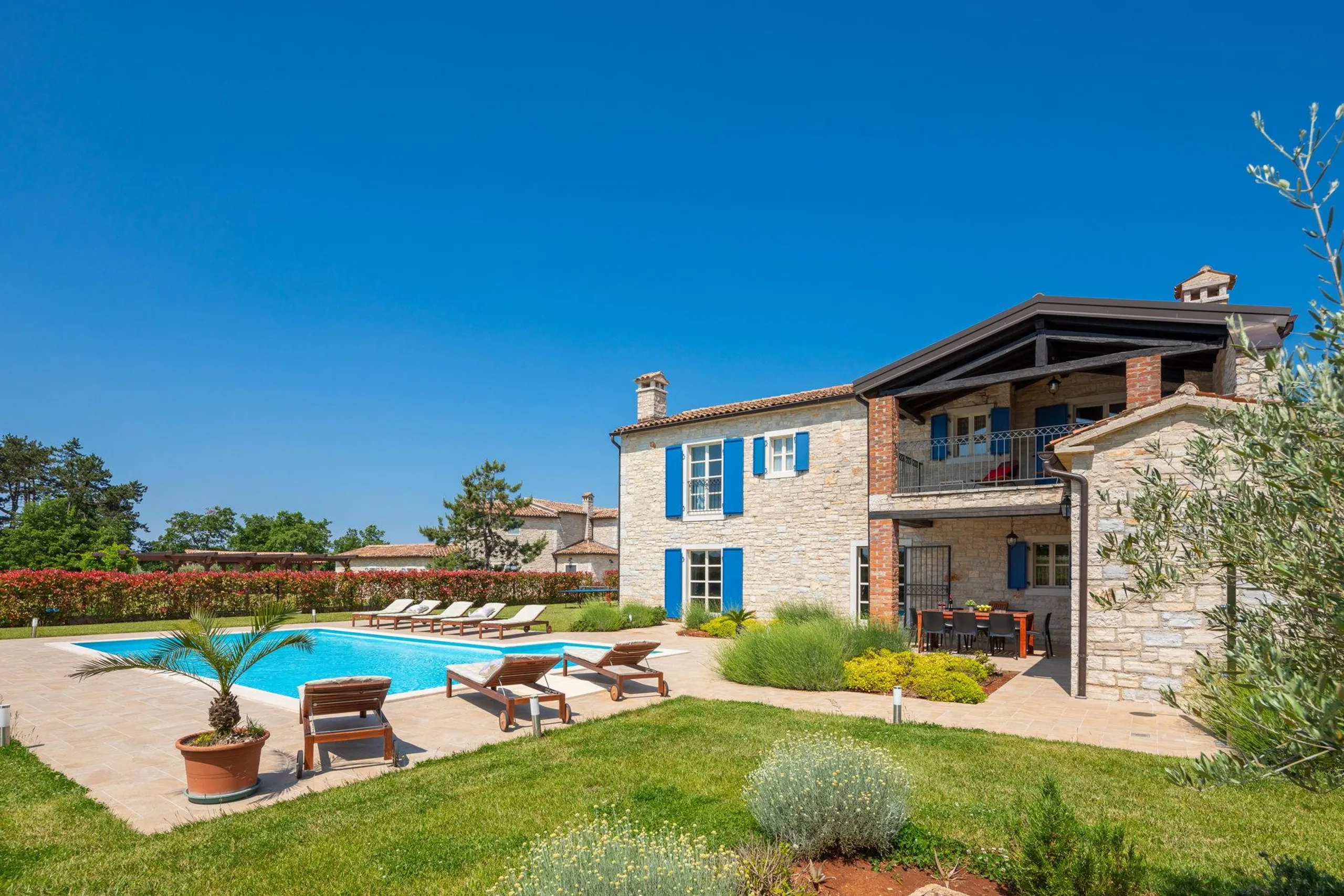 Deluxe Comfort Villa with Private Pool and Pristine Surroundings — photograph 2