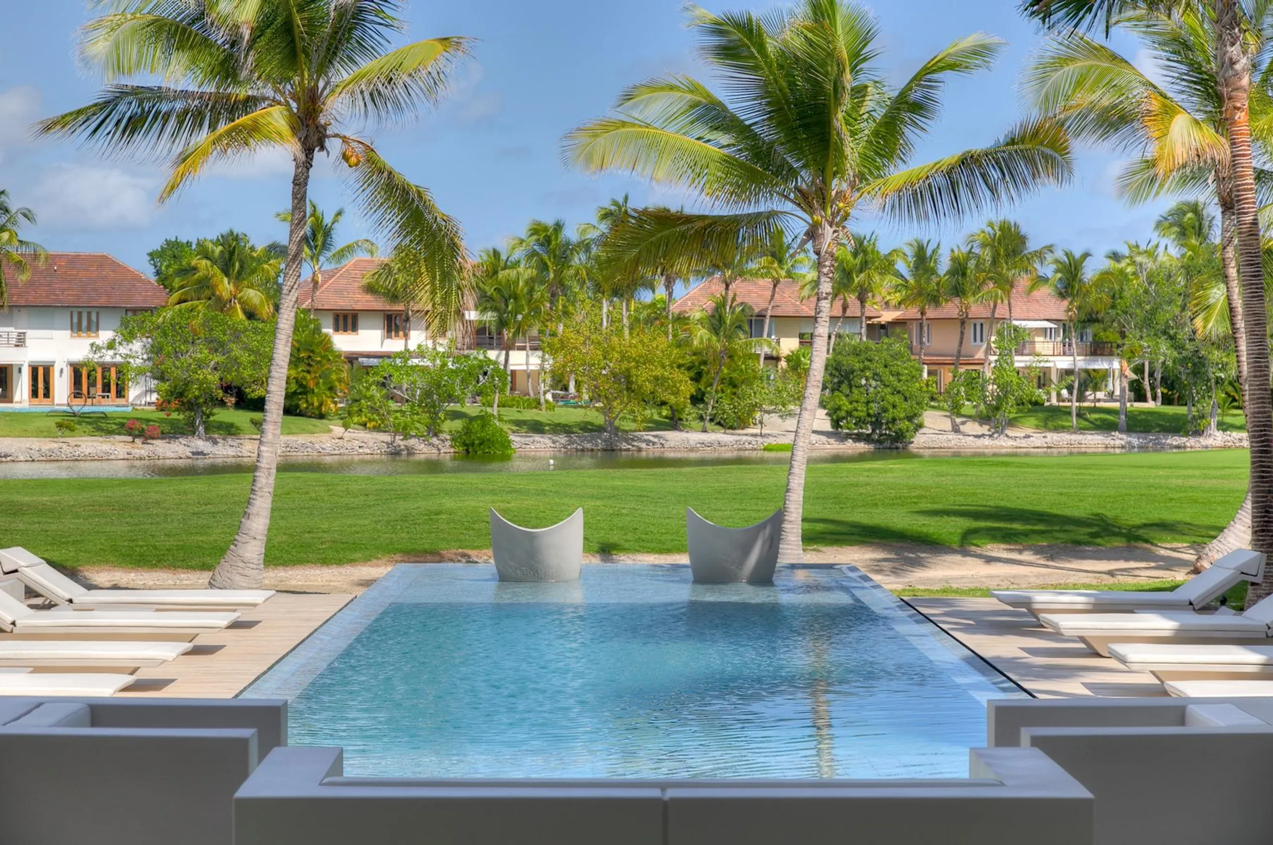 Iconic 9-Bedroom Villa: Modern Minimalist Design Near La Cana Golf & Beach Club — photograph 3
