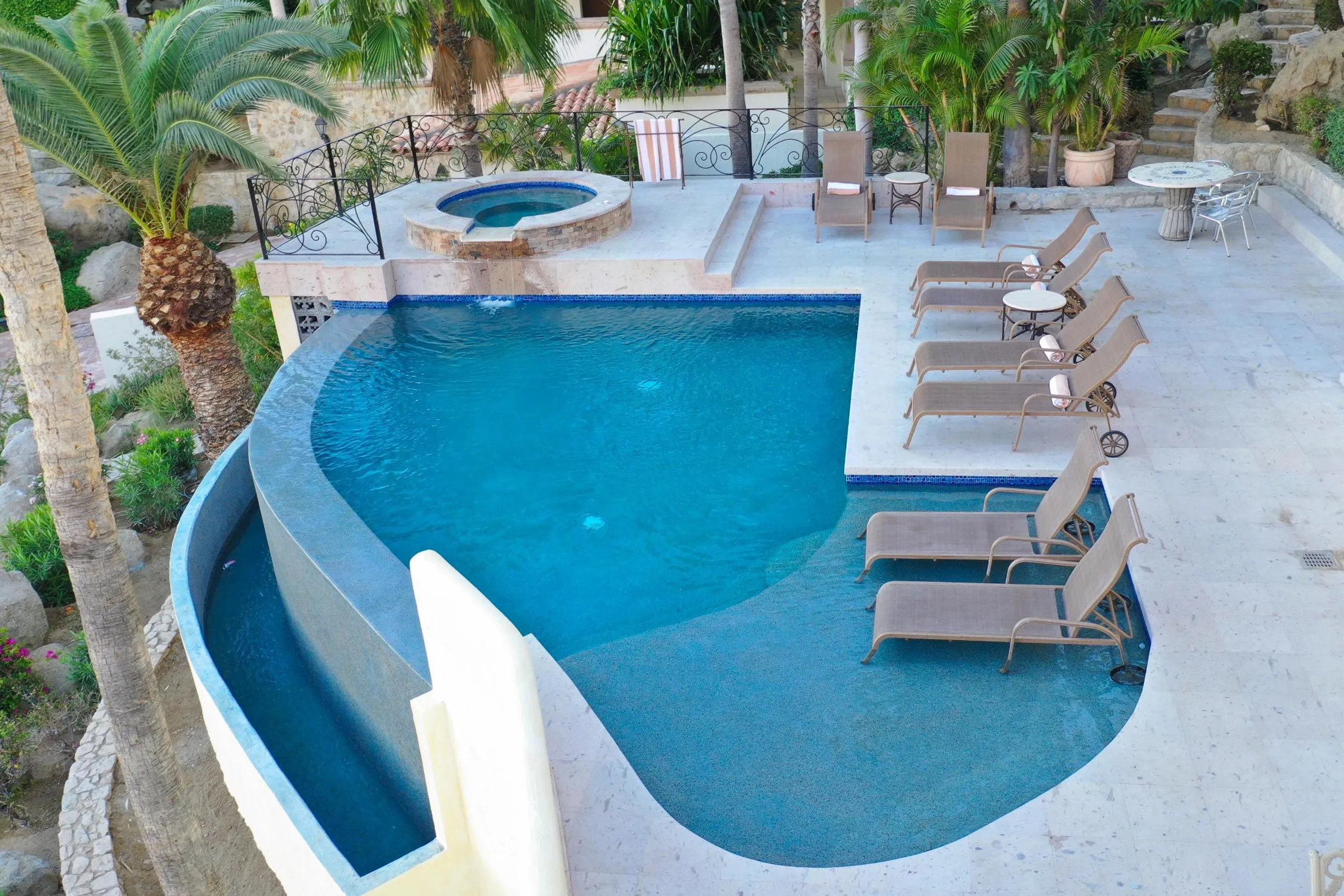 Majestic Ocean View Villa with Infinity Pool — photograph 4