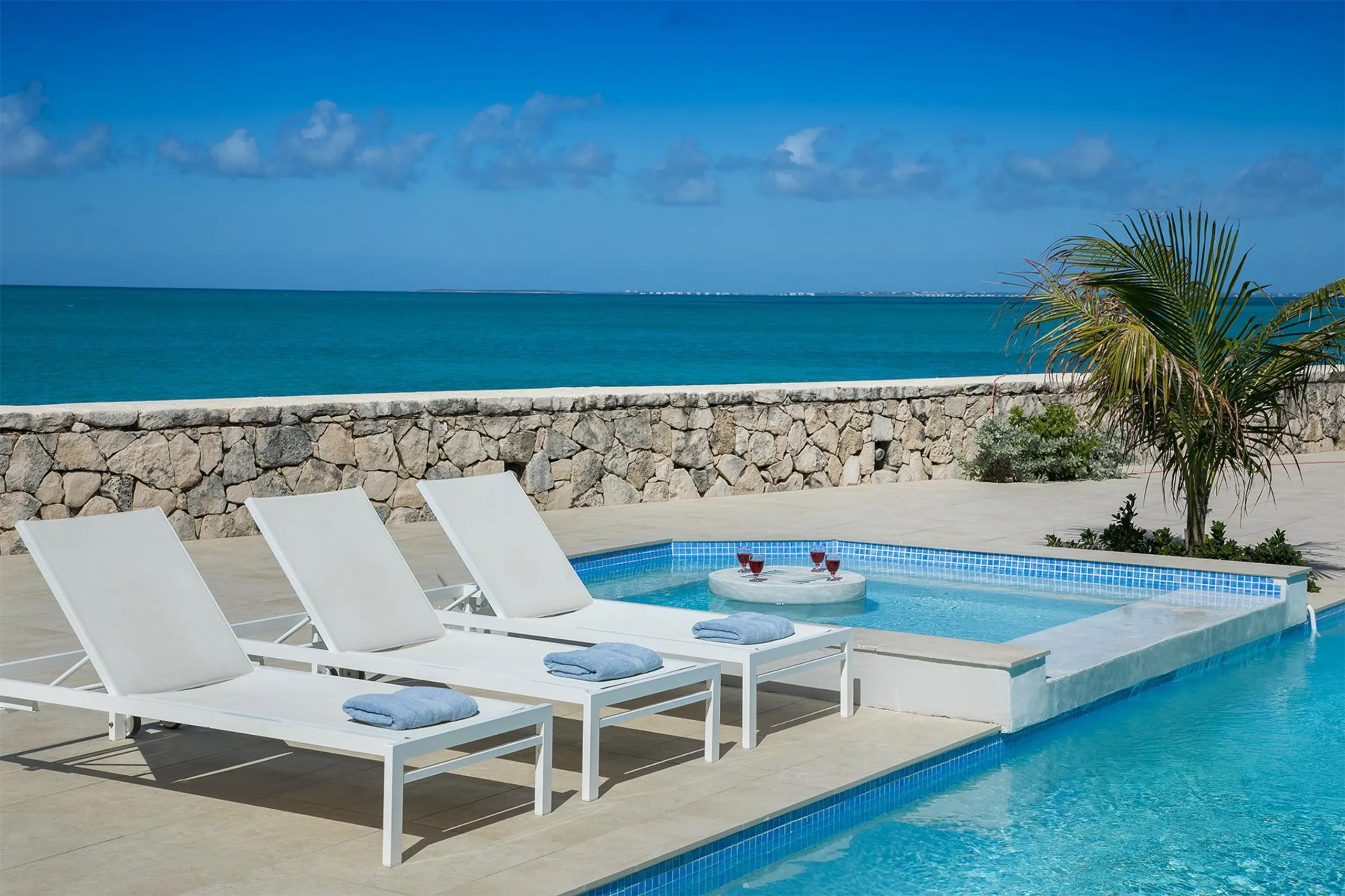Elegant Coastal  Beachfront Villa in Plum Bay Beach with Private Pool — photograph 6