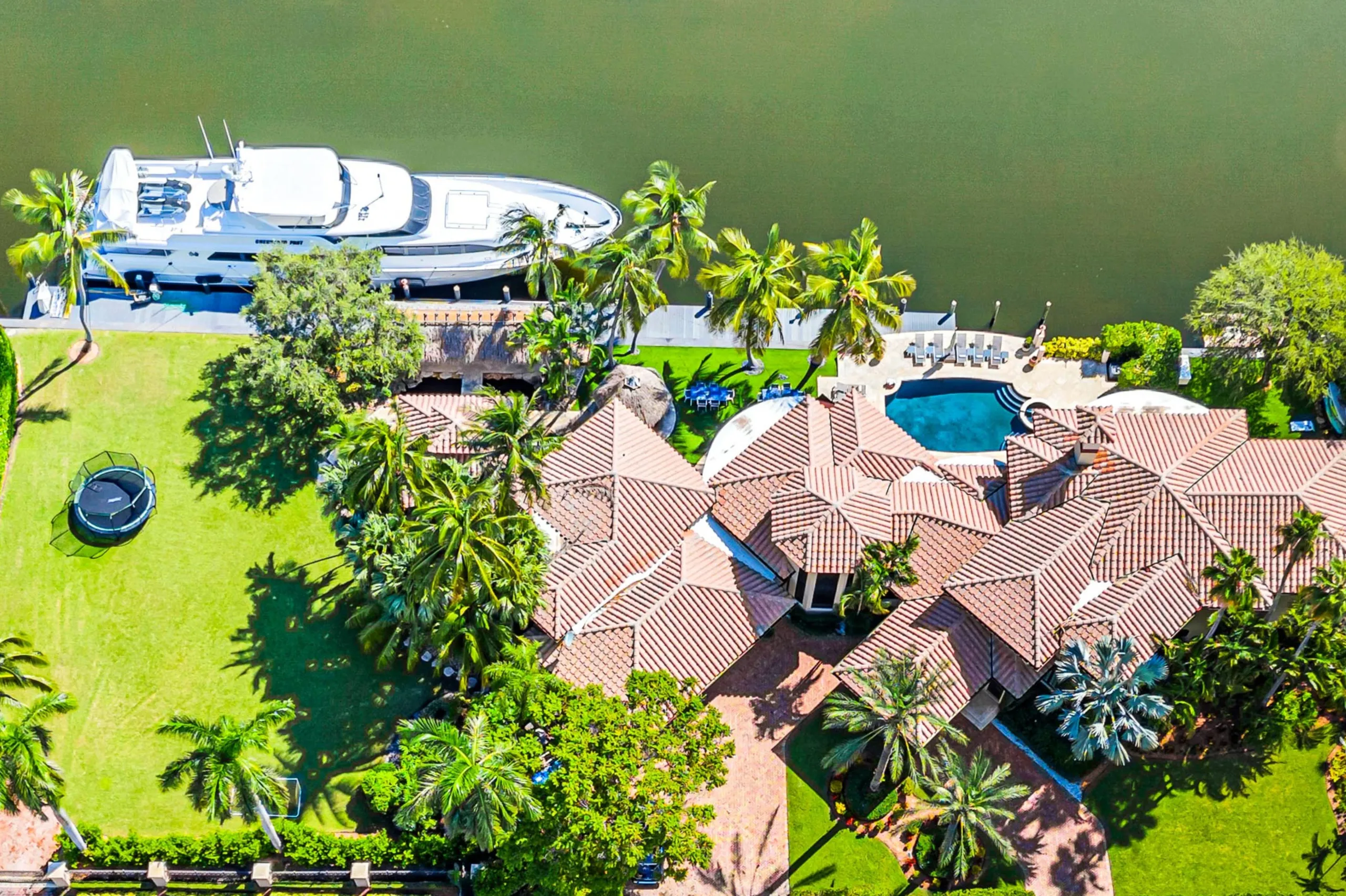 Majestic Waterfront Villa with Heated Pool, Canal View & Access — photograph 5
