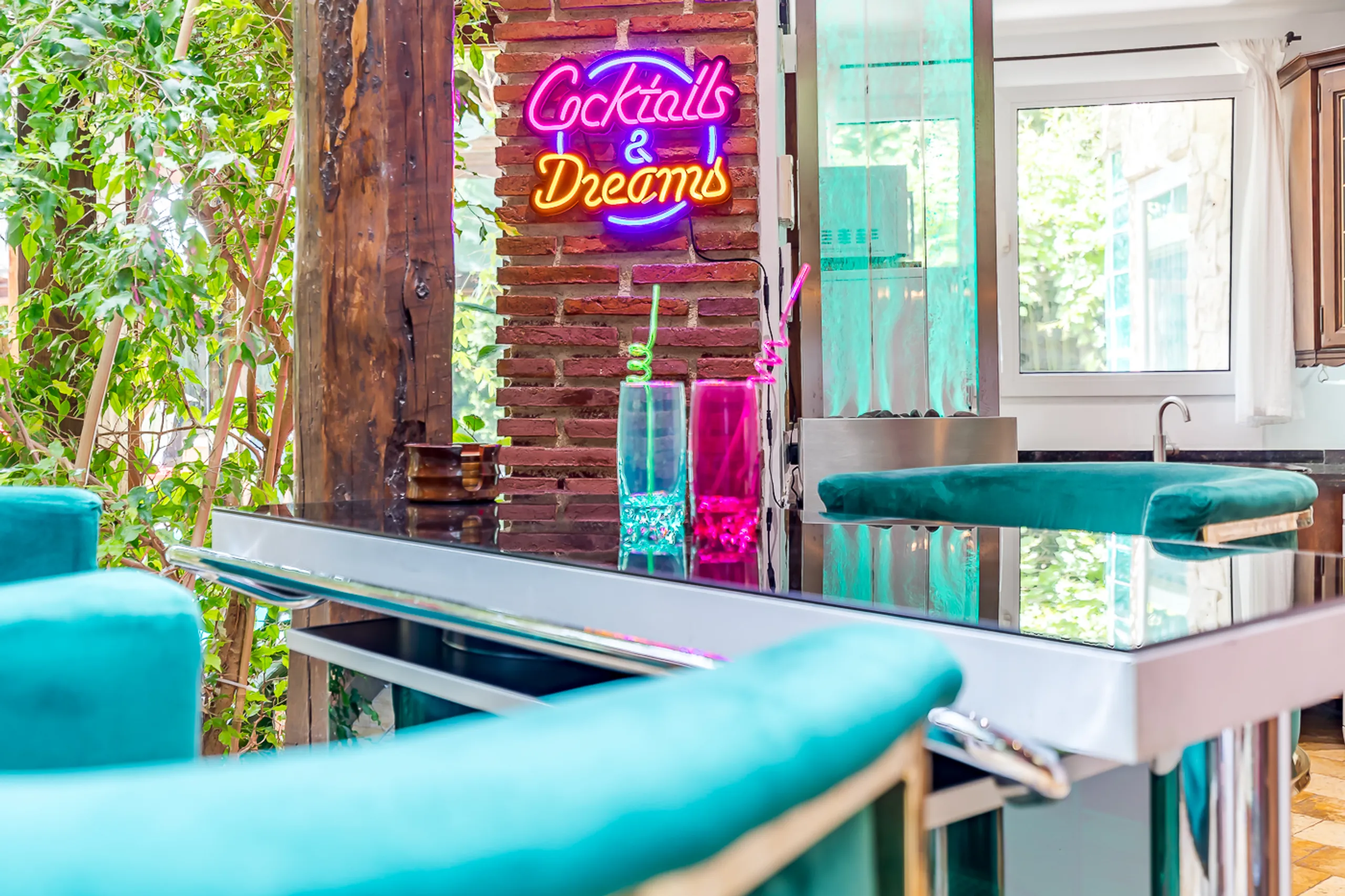 Eco-Friendly Villa Oasis with Heated Pool and Mid-Century Charm — photograph 8