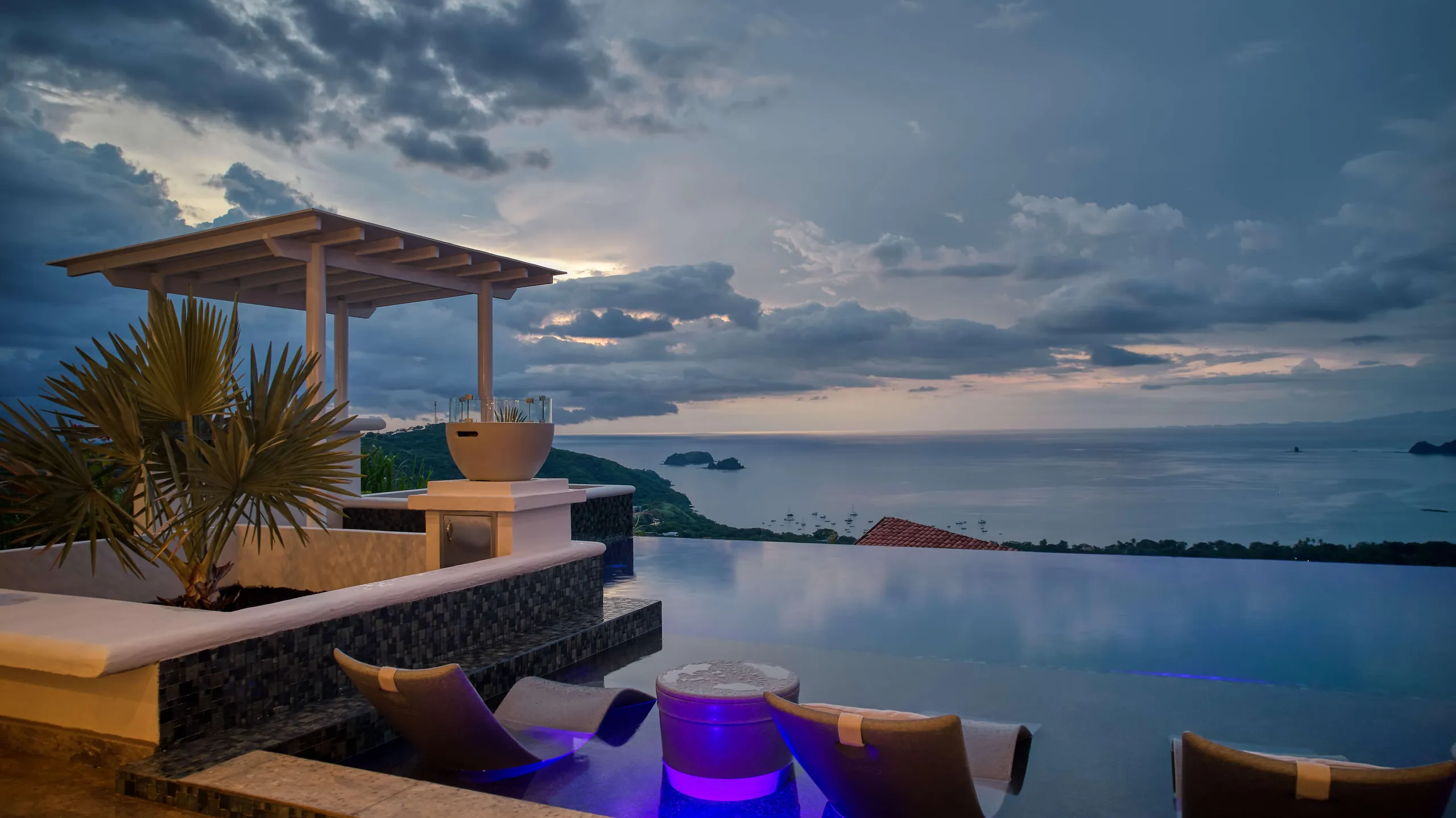 Elegant Treasure in the Sky with Infinity Pool and Ocean Views — photograph 9
