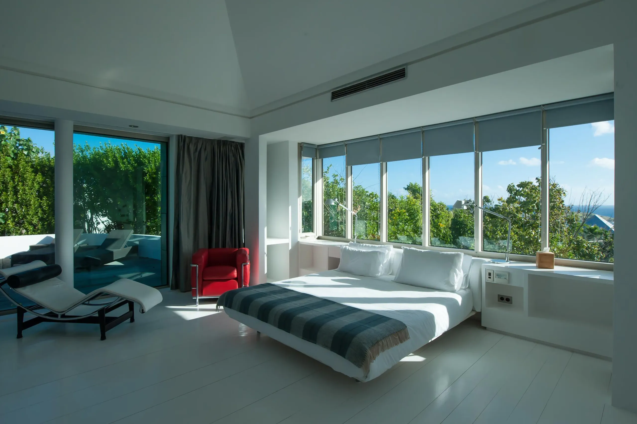 Shimmering Caribbean Villa with Infinity Pool and Ocean Views — photograph 10