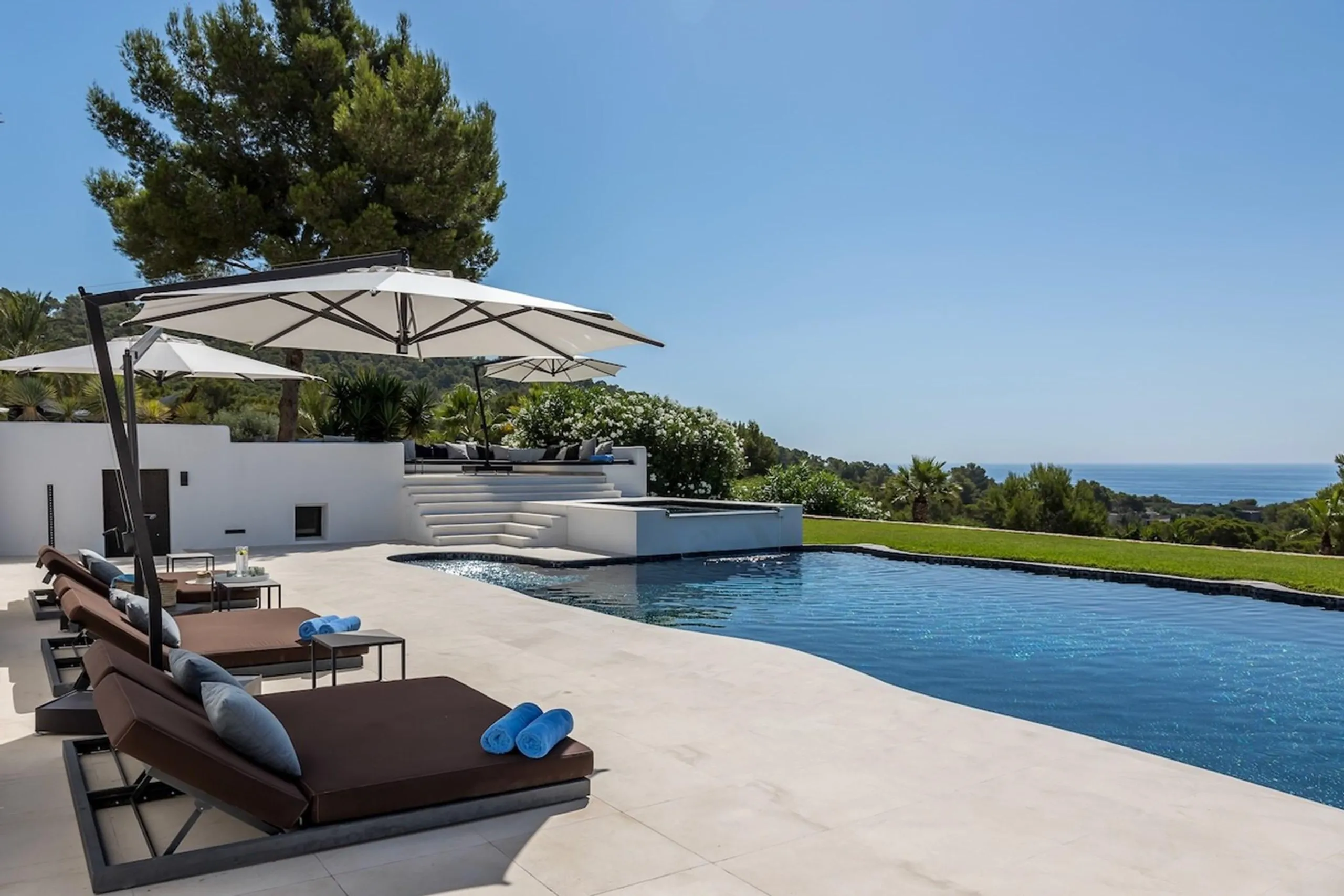 Deluxe Modern Villa with Pool and Sweeping Sea Views — photograph 11