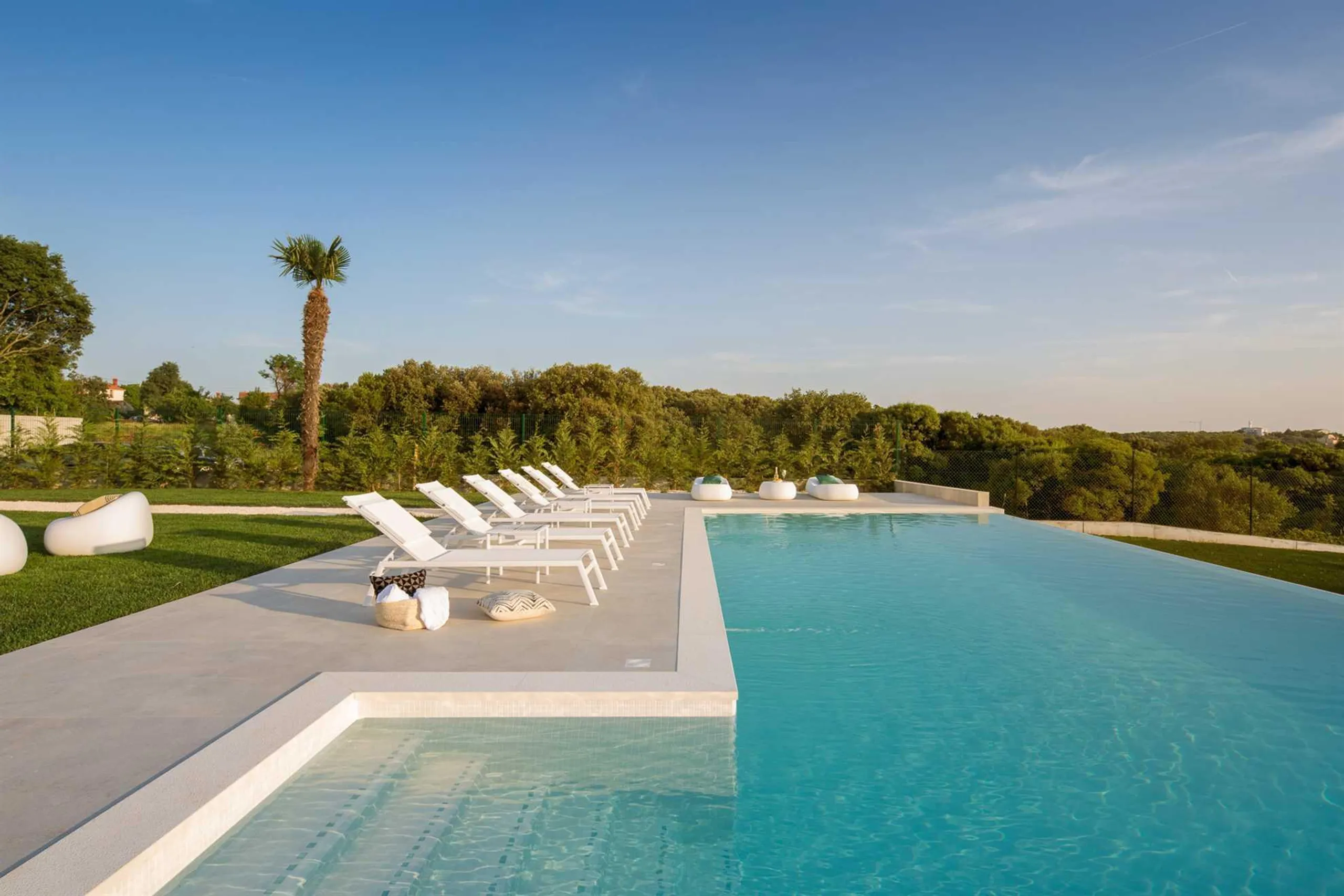 Luxurious Villa with Heated Pool and Stunning Views — photograph 10