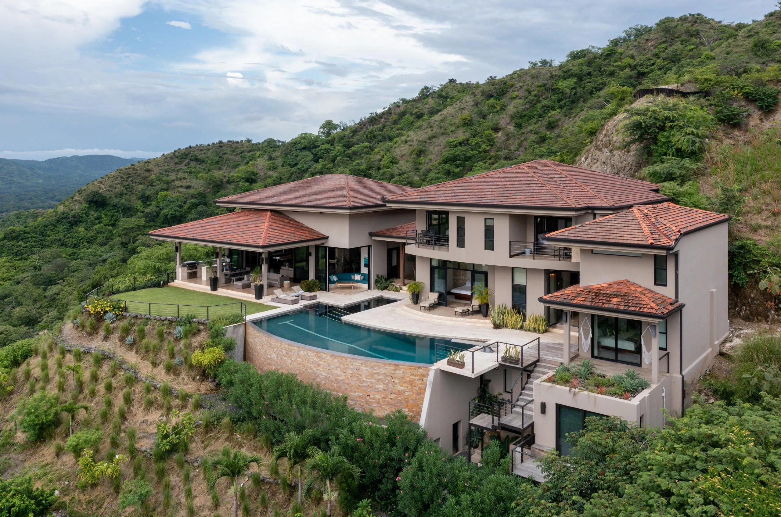 Majestic Oceanview Villa with Infinity Pool, Movie Theater, and Game Room — photograph 11