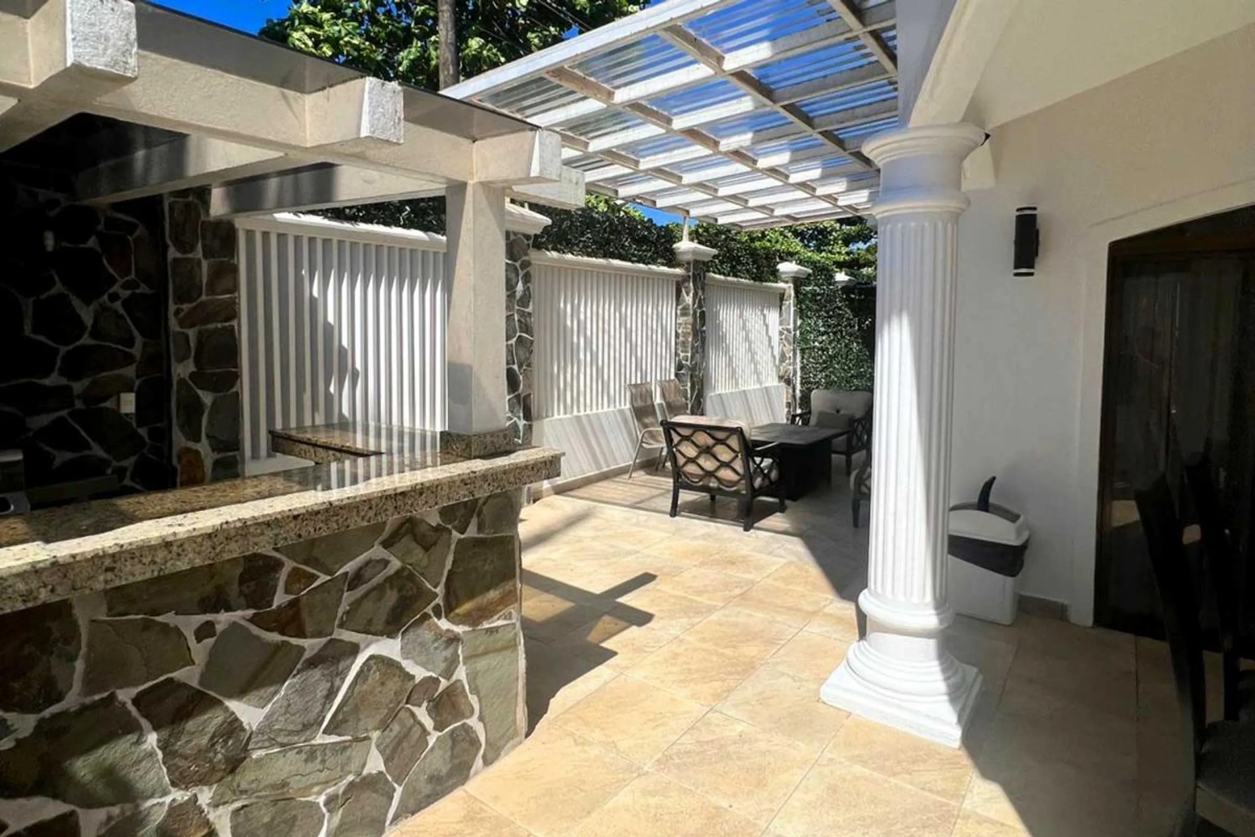 Deluxe Beachfront Nine Bedroom Villa with Private Pool and Ocean View — photograph 11