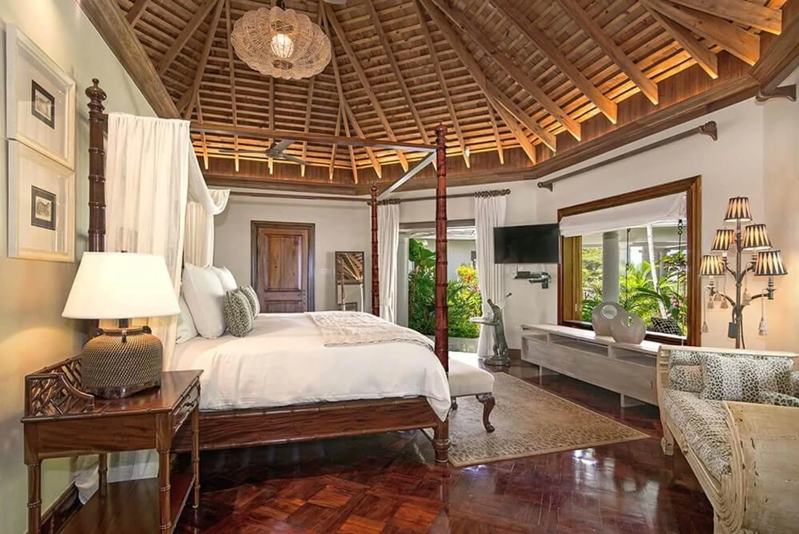 Stunning Sandy Bay Estate with Infinity Pool and Stunning Ocean Views — photograph 11