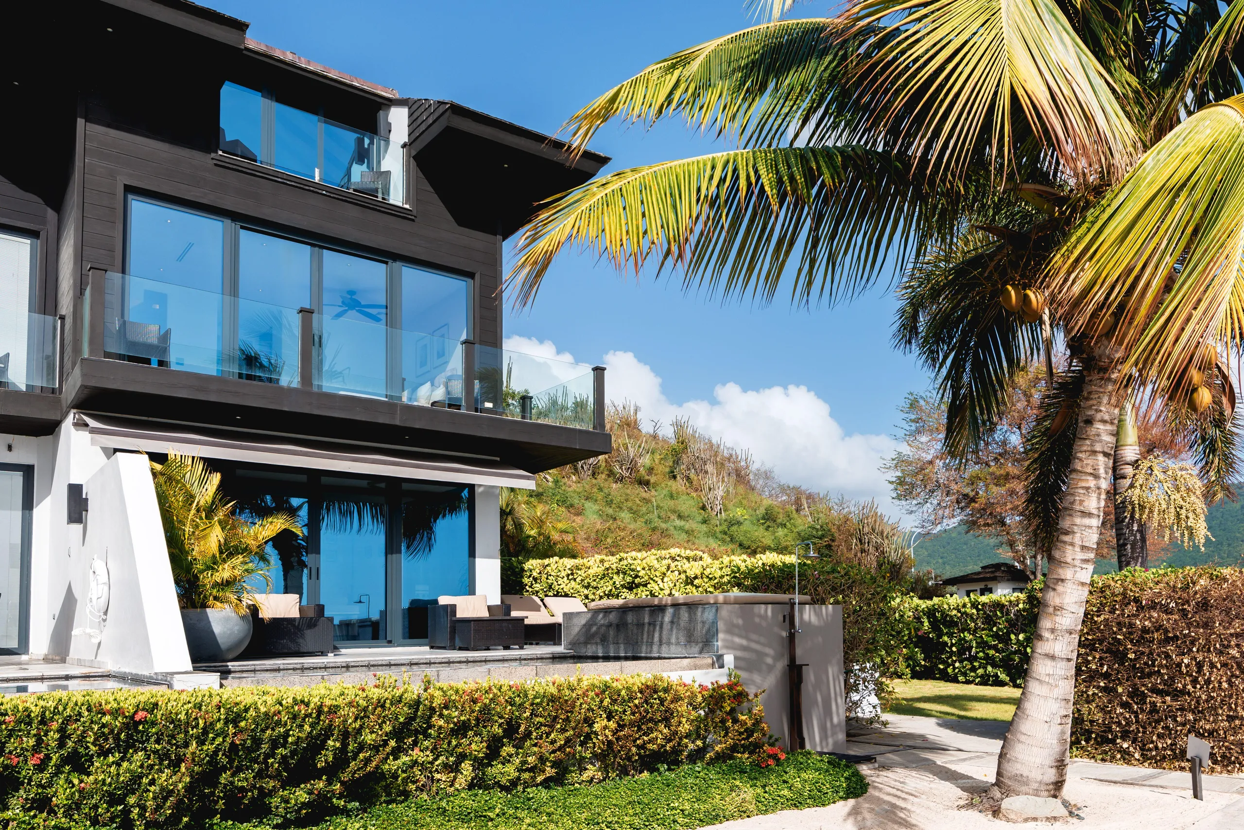 Posh Beachfront 3-Story Townhouse with Wrap-Around Terrace & Pool — photograph 2