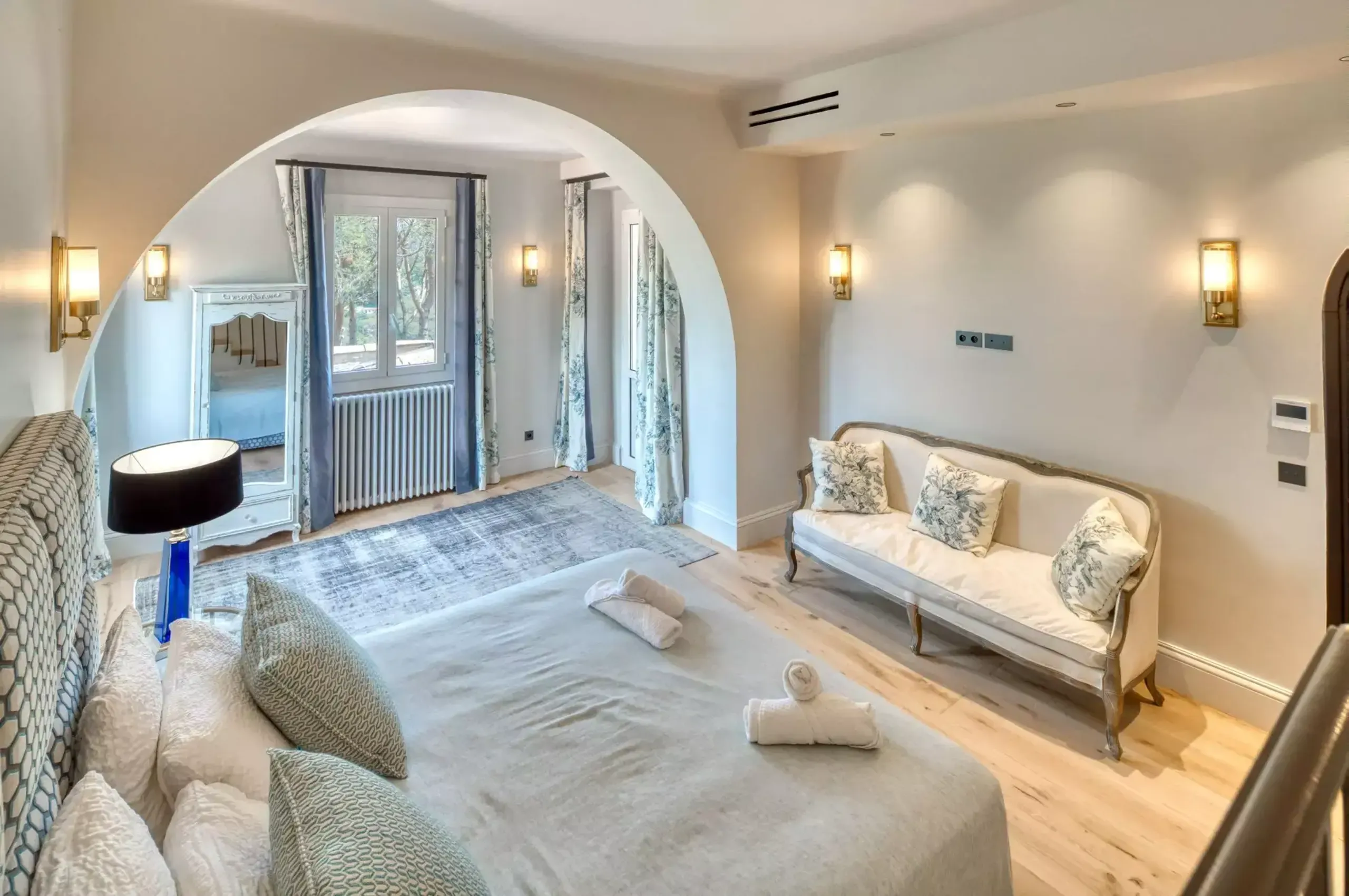 Resplendent Villa with Outdoor Swimming Pool and Meticulously Landscaped Garden — photograph 11