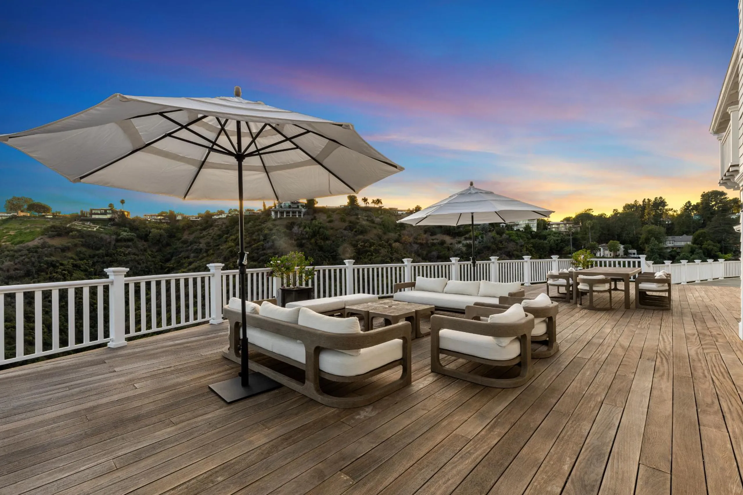 Magnificent Contemporary Villa with Private Pool and Garden Grounds — photograph 3