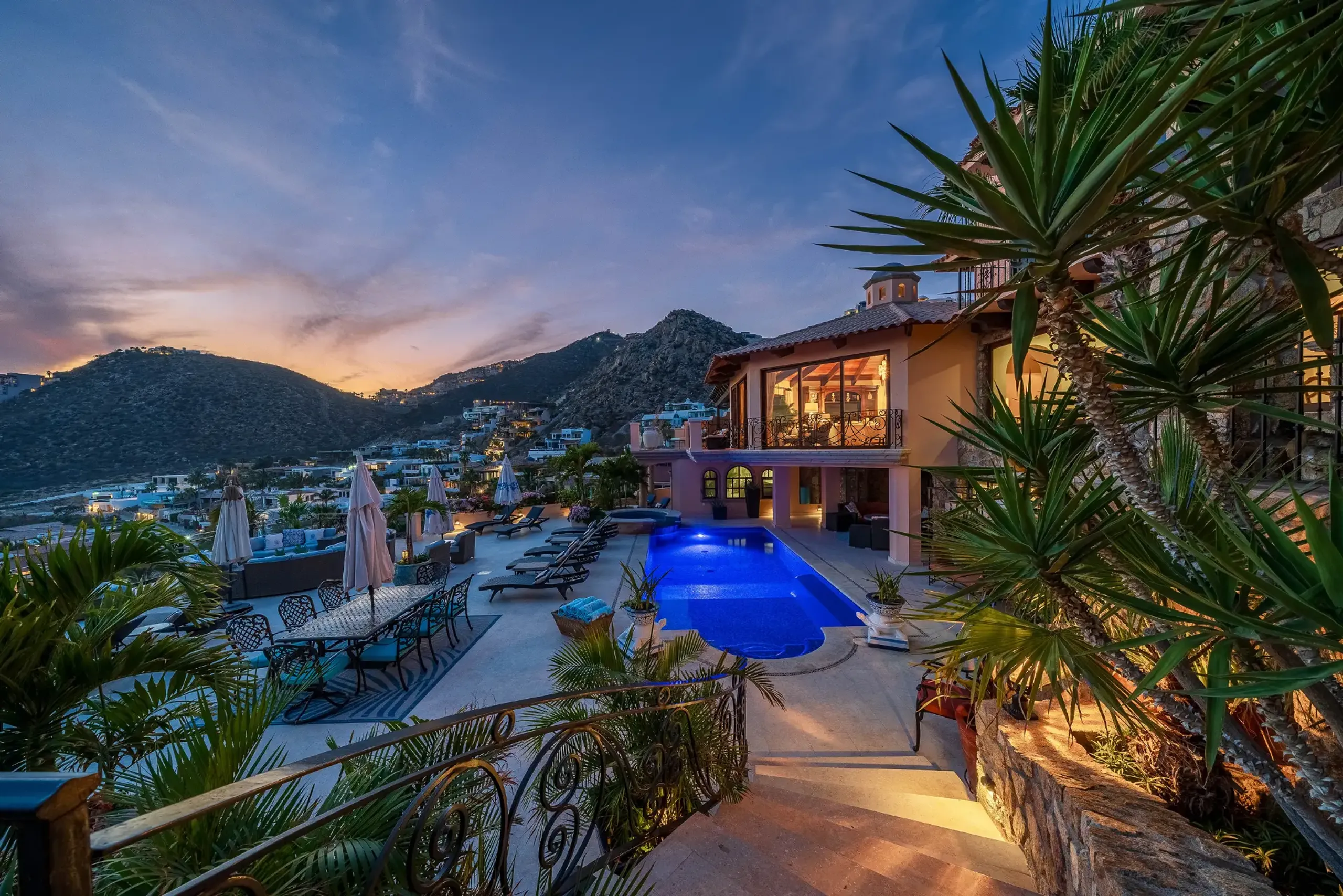 Opulent 9-Bedroom Villa with Private Pools, and Ocean Views — photograph 12