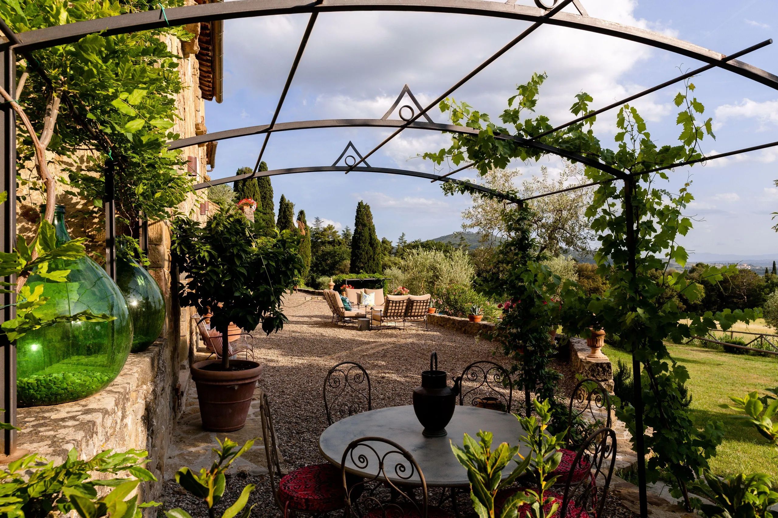 Resplendent Luxury Estate in Cortona with Private Pool and Dining Al-Fresco — photograph 4