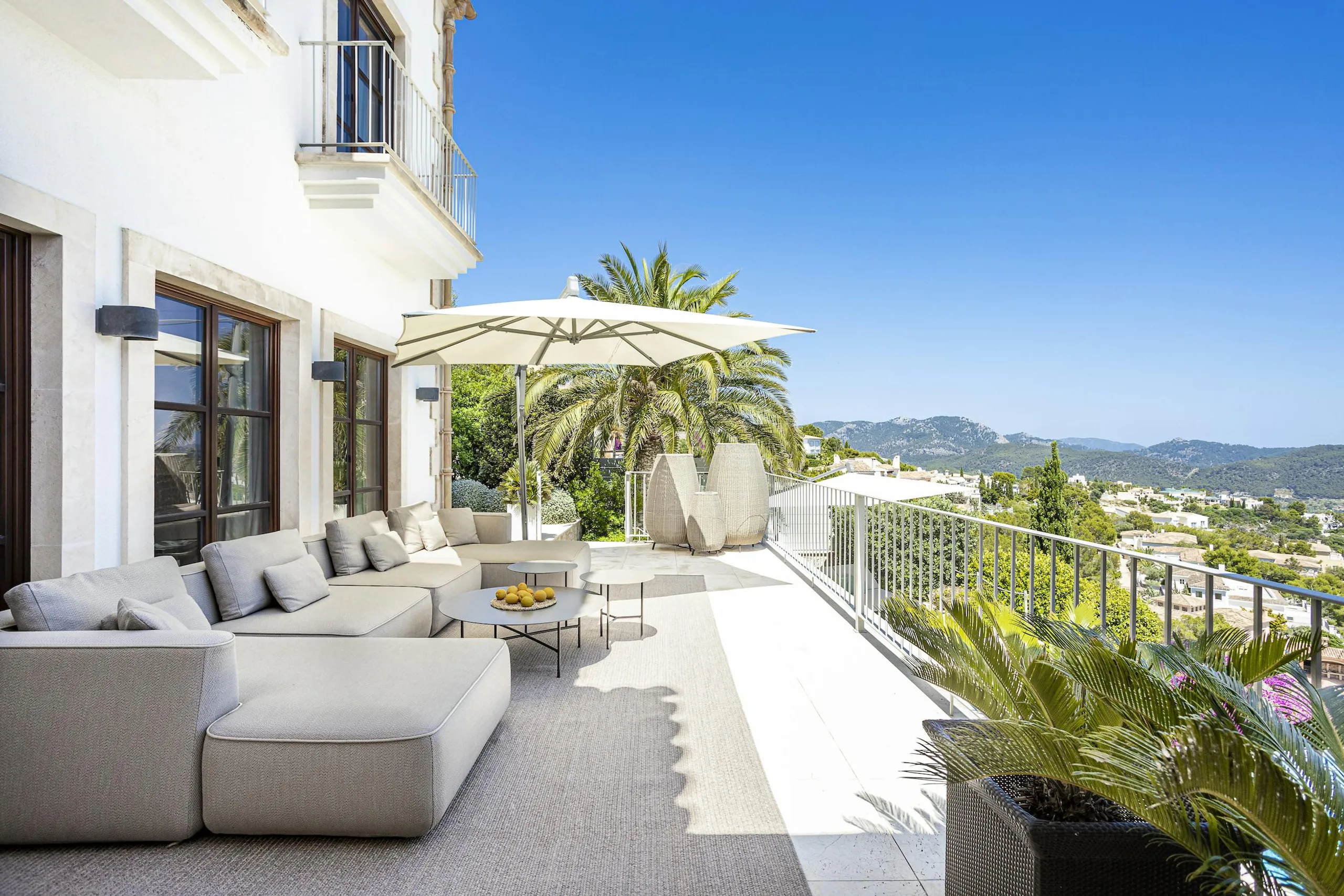 Abundant Oceanview Villa with Fireplace, Infinity Pool, and Fitness Room — photograph 6