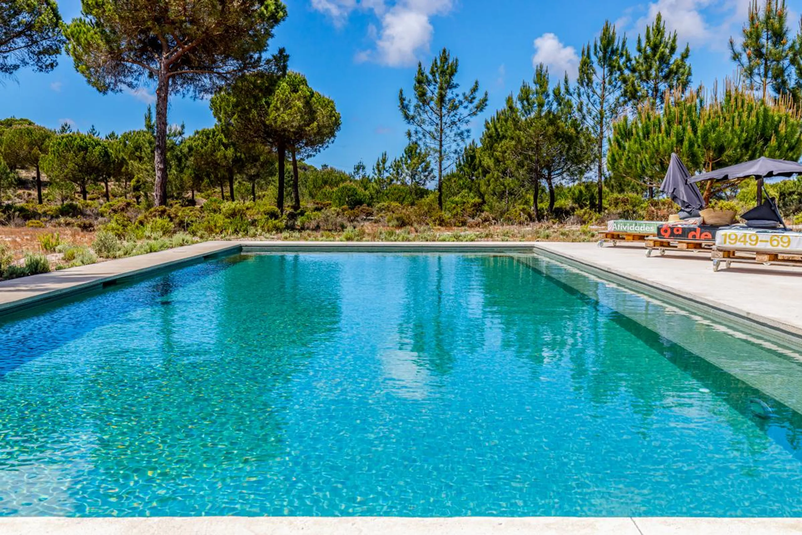 Magnificent Contemporary Villa with Private Pool and Scenic Surroundings — photograph 2