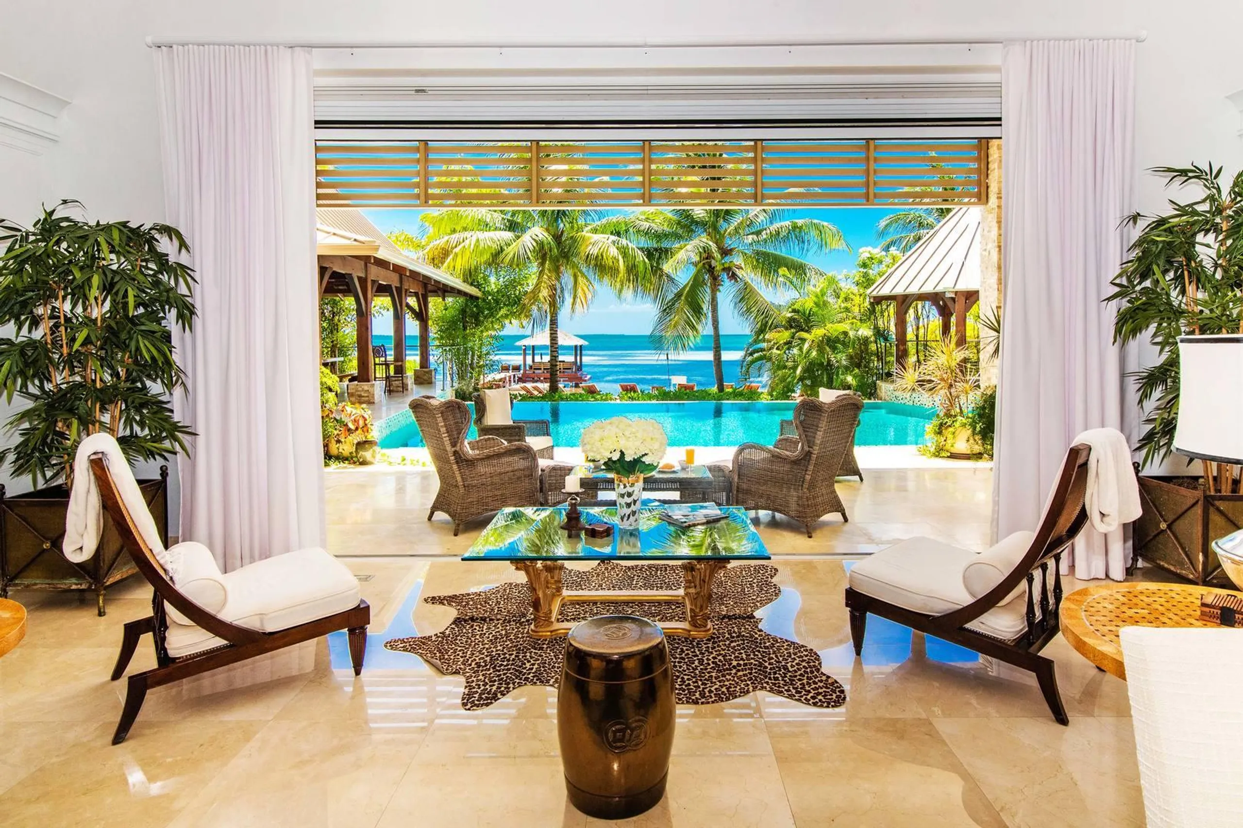 Ocean Front Cayman Paradise Estate with Infinity Pool and Ocean Views — photograph 7