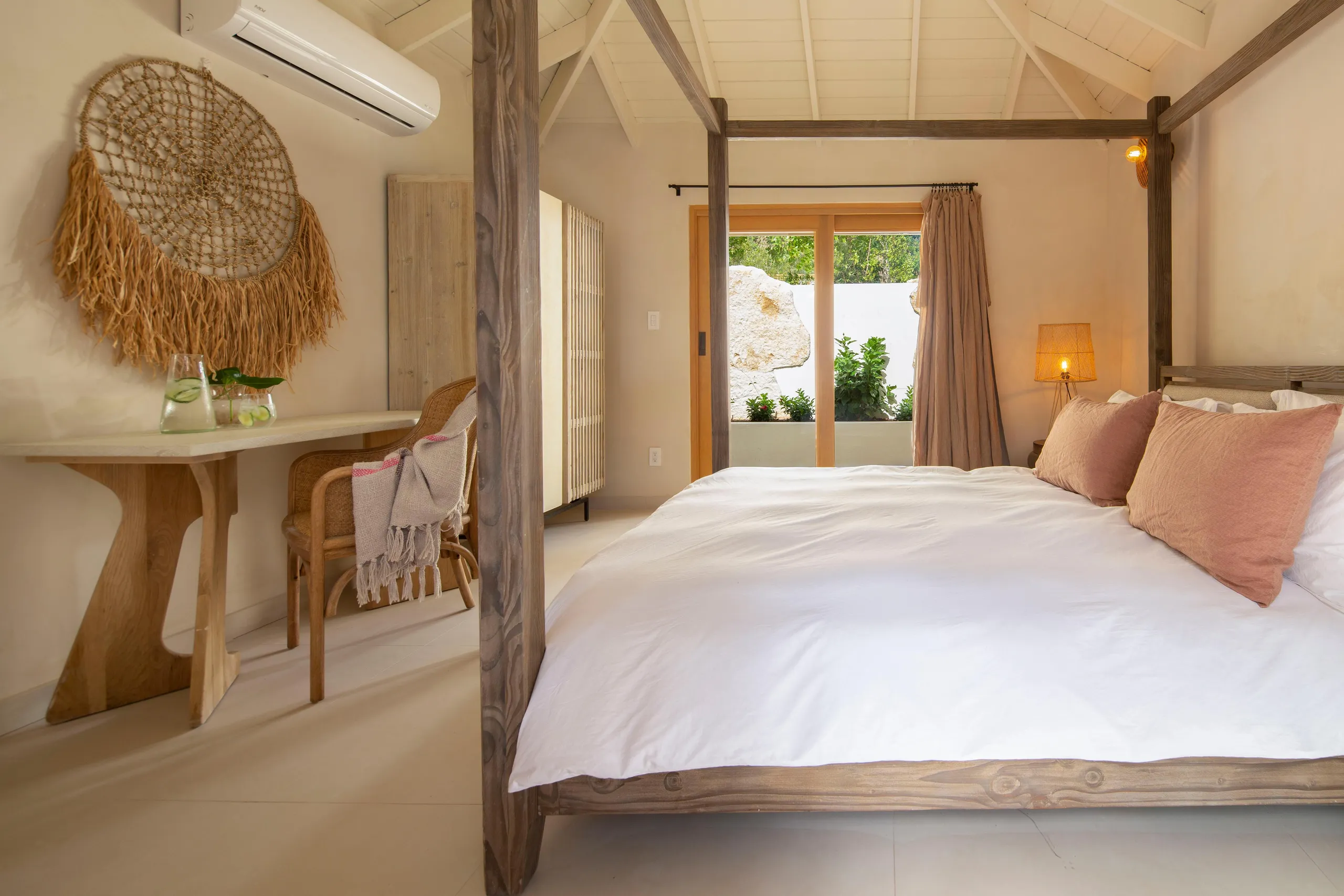 Plush and Inviting Villa with Infinity Pool,Jacuzzi, and Spectacular Sunset Views — photograph 12
