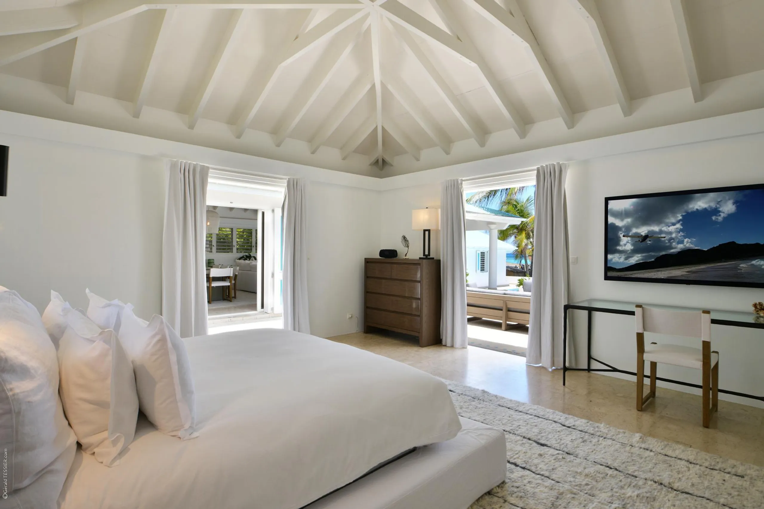Elegant Paradise Estate with Private Pool and Walks to Beach — photograph 8