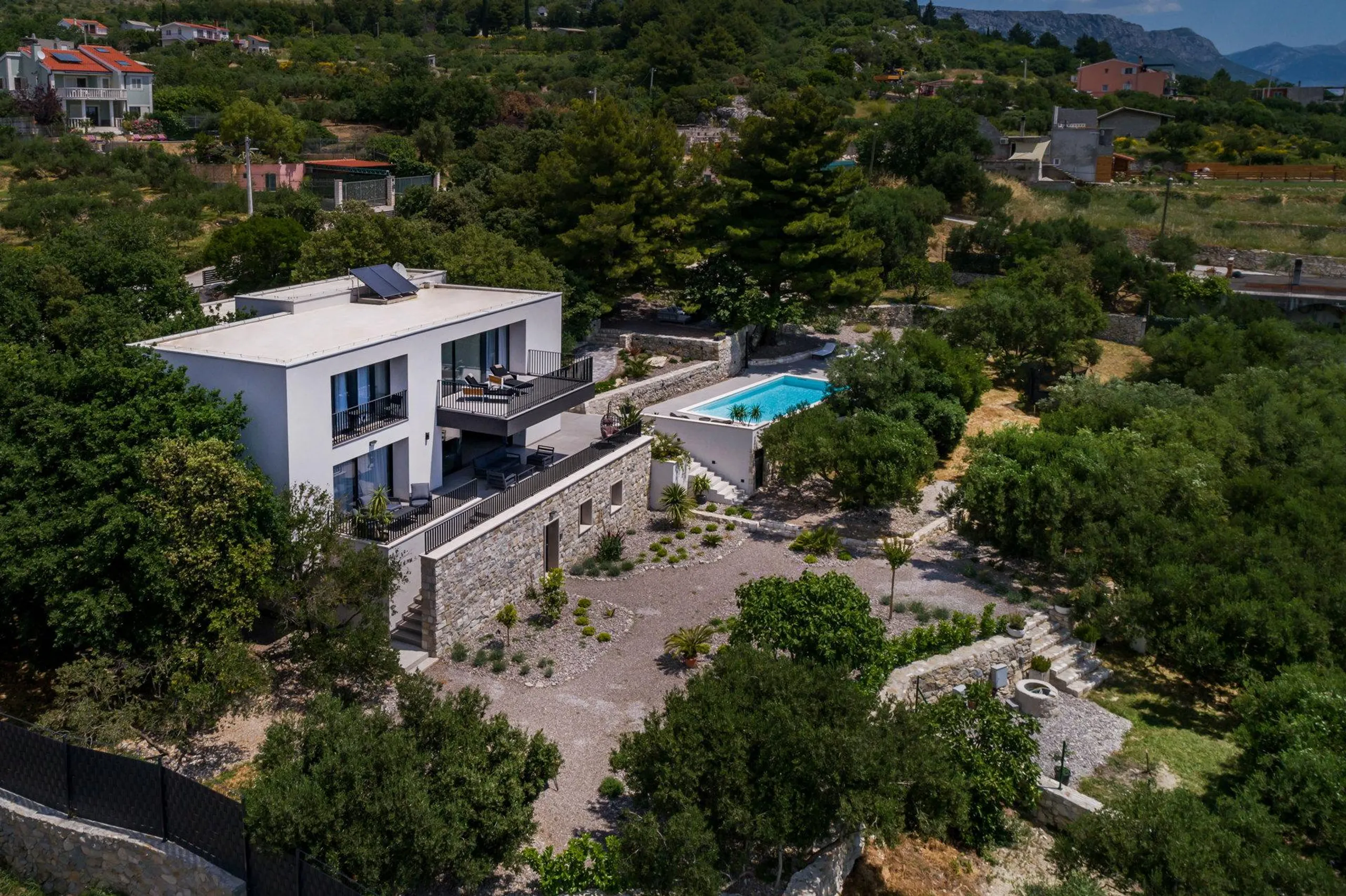 Richly textured Villa with Pool, Sauna, Verdant Garden and Sea Views — photograph 4