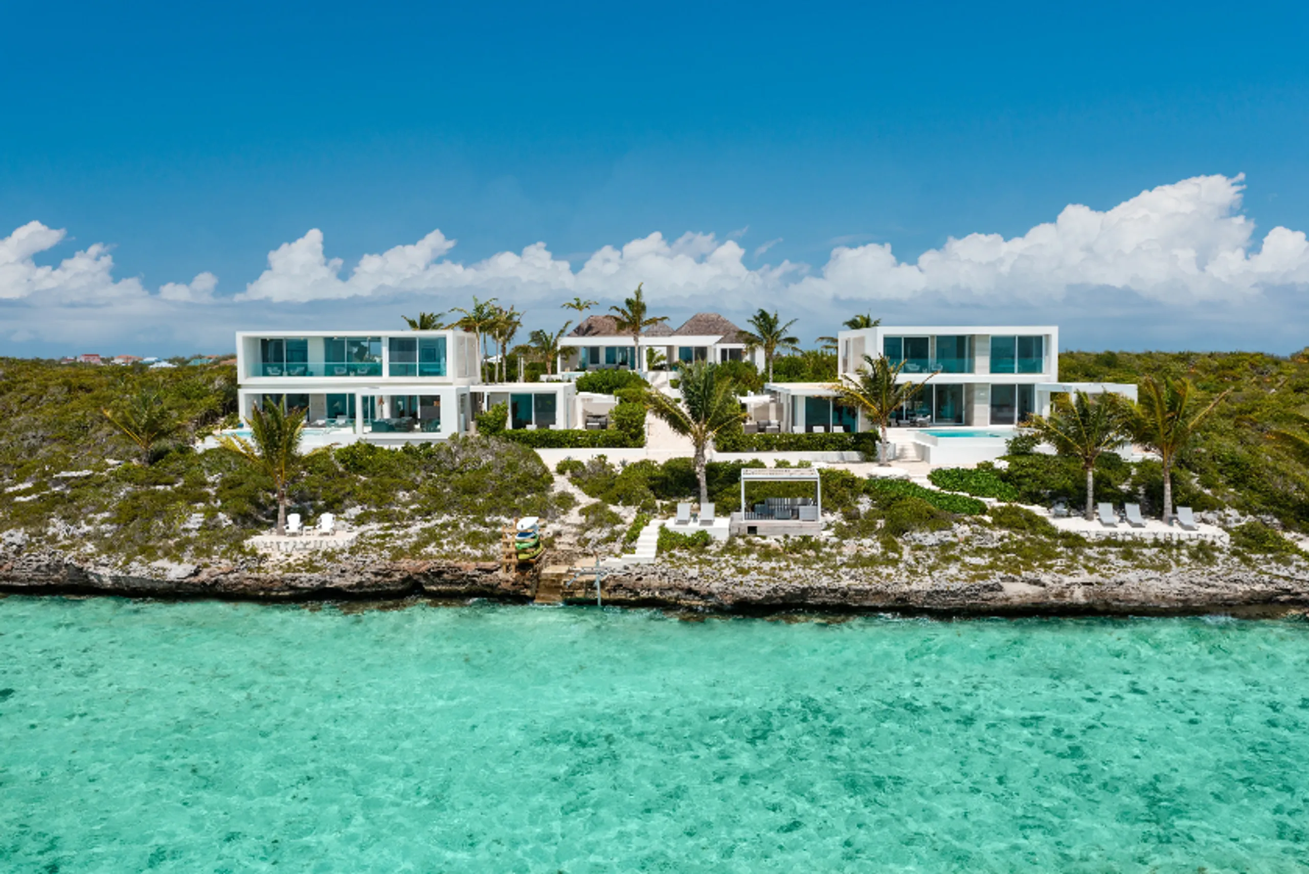 Long Bay Beach Sophisticated Oceanfront Villa Situated Almost on the Water's Edge — photograph 5