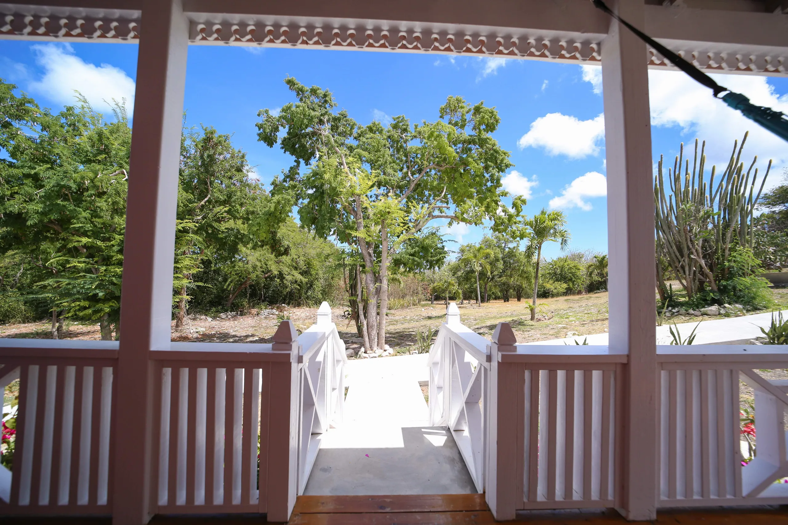 Grandiose Tropical Estate w/ Private Pool and Outdoor Dining — photograph 12