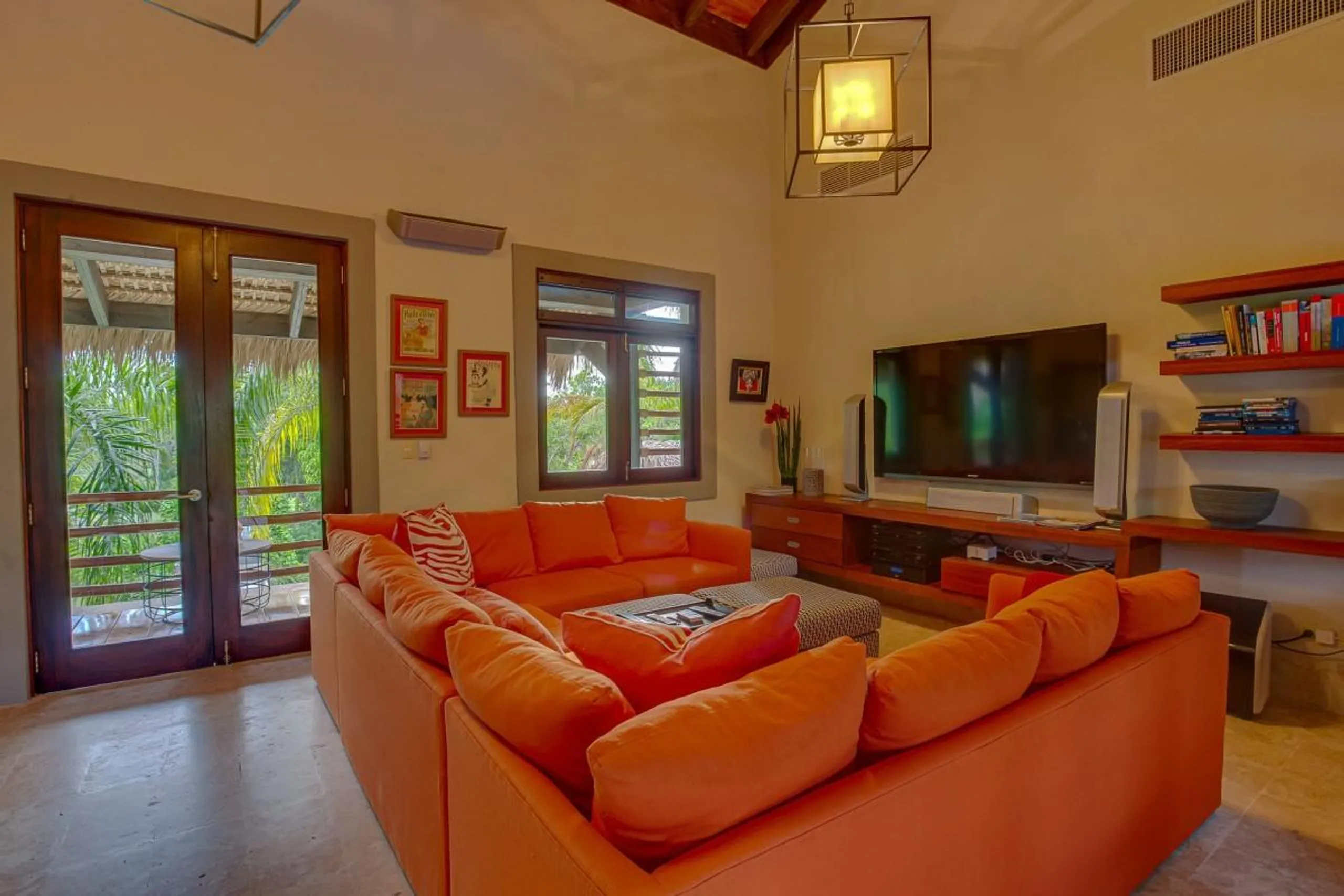 Fantastic Sustainable Villa with Palatial Pool Overlooking La Cana Golf Course in Punta Cana — photograph 12