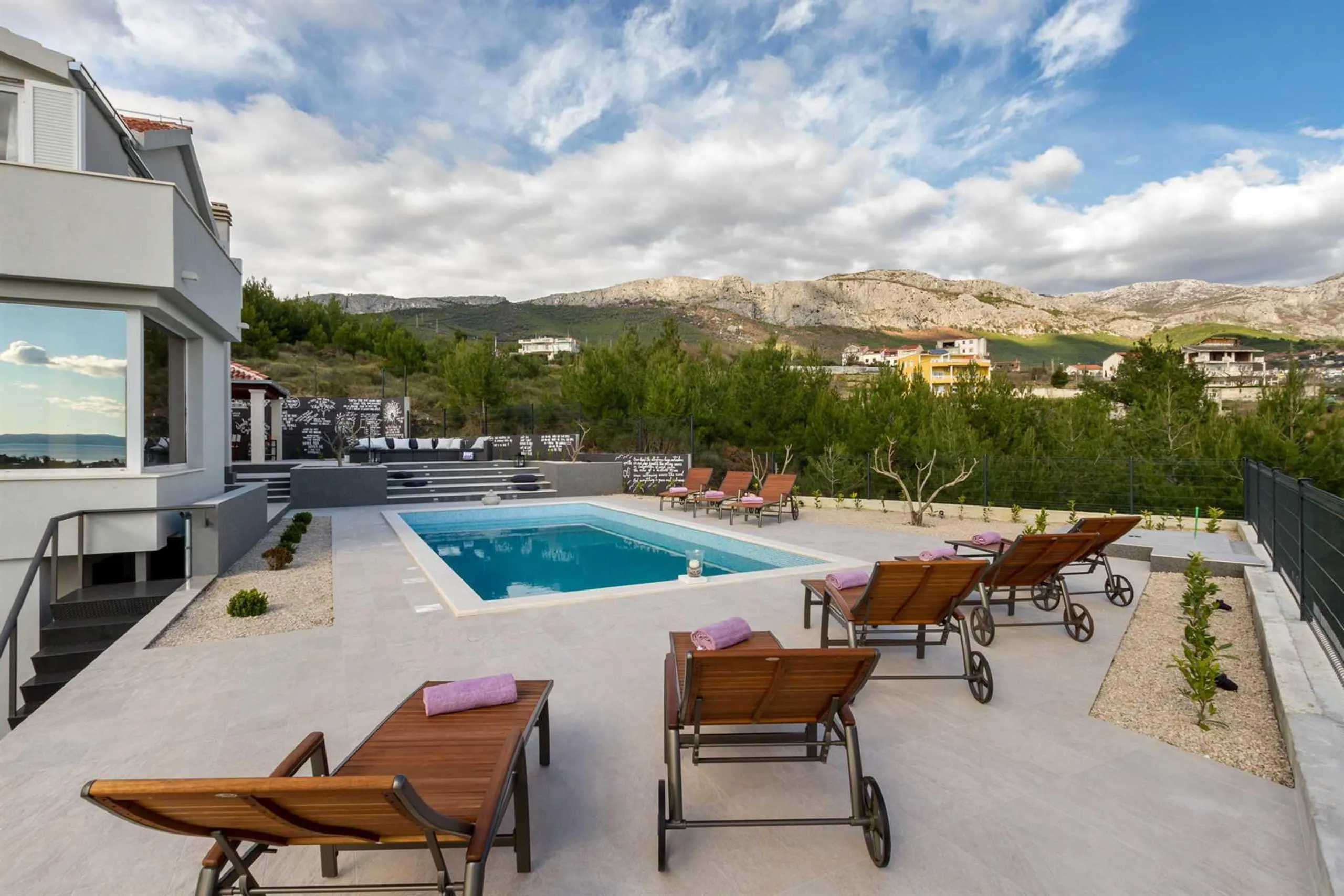 Elegant Villa with Private Pool Panoramic Views in Zrnovnica — photograph 4