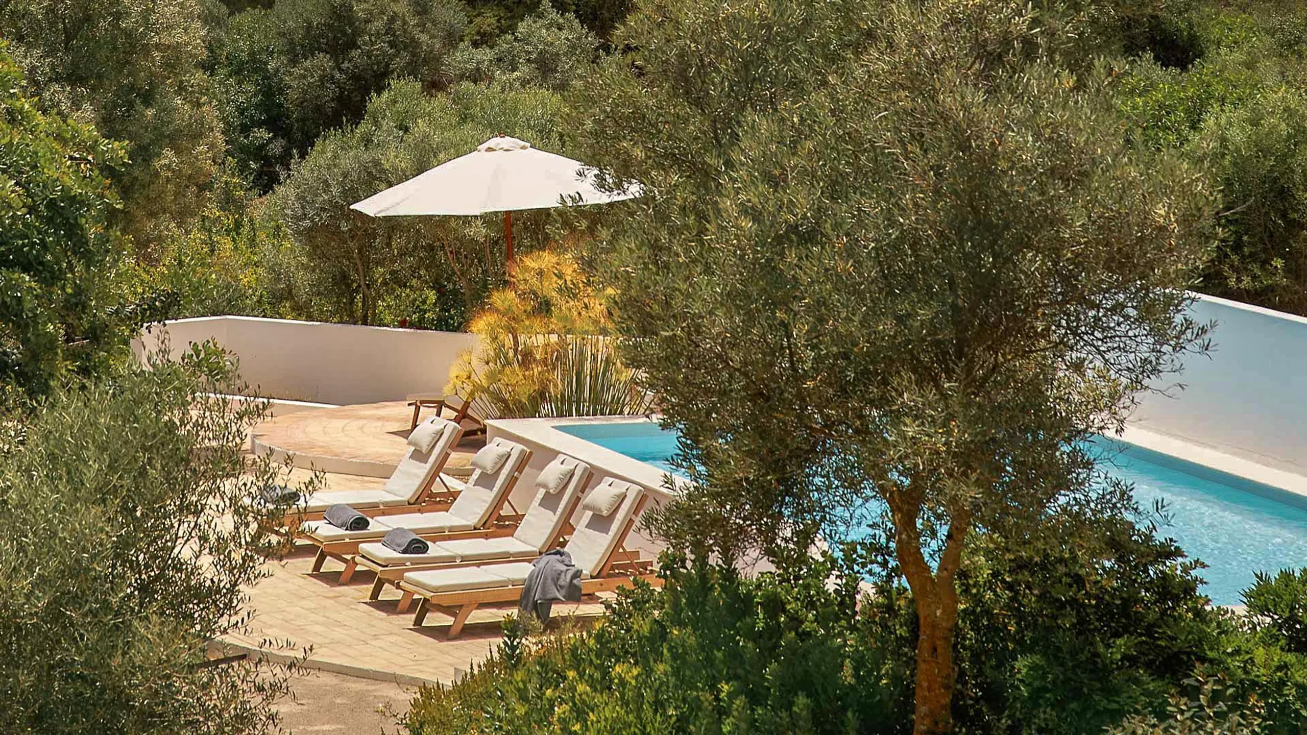 Gleaming Beachside Villa with Two Private Pools and Underfloor Heating — photograph 11