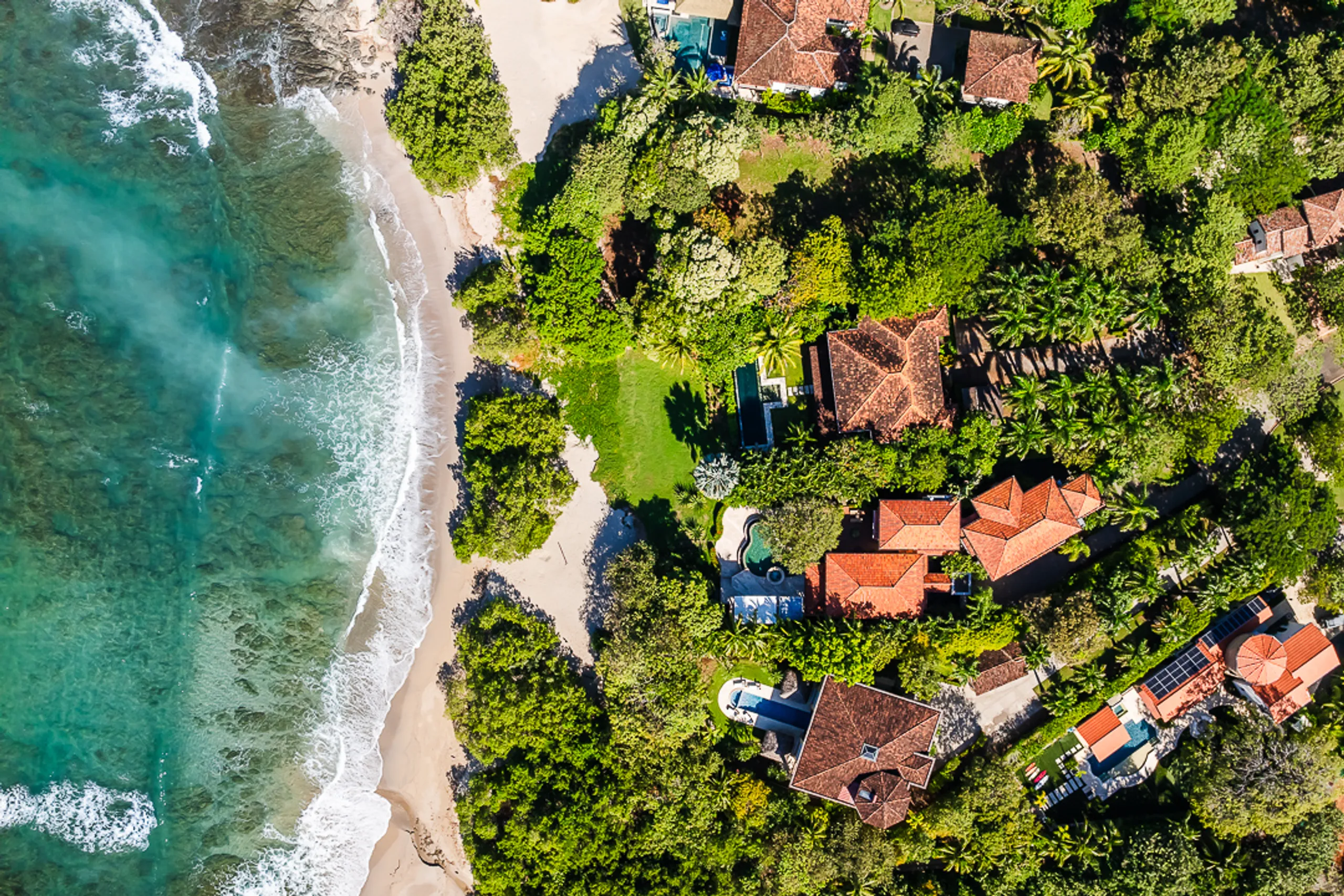 Captivating Playa Langosta Estate with Invigorating Pool and Jacuzzi — photograph 12