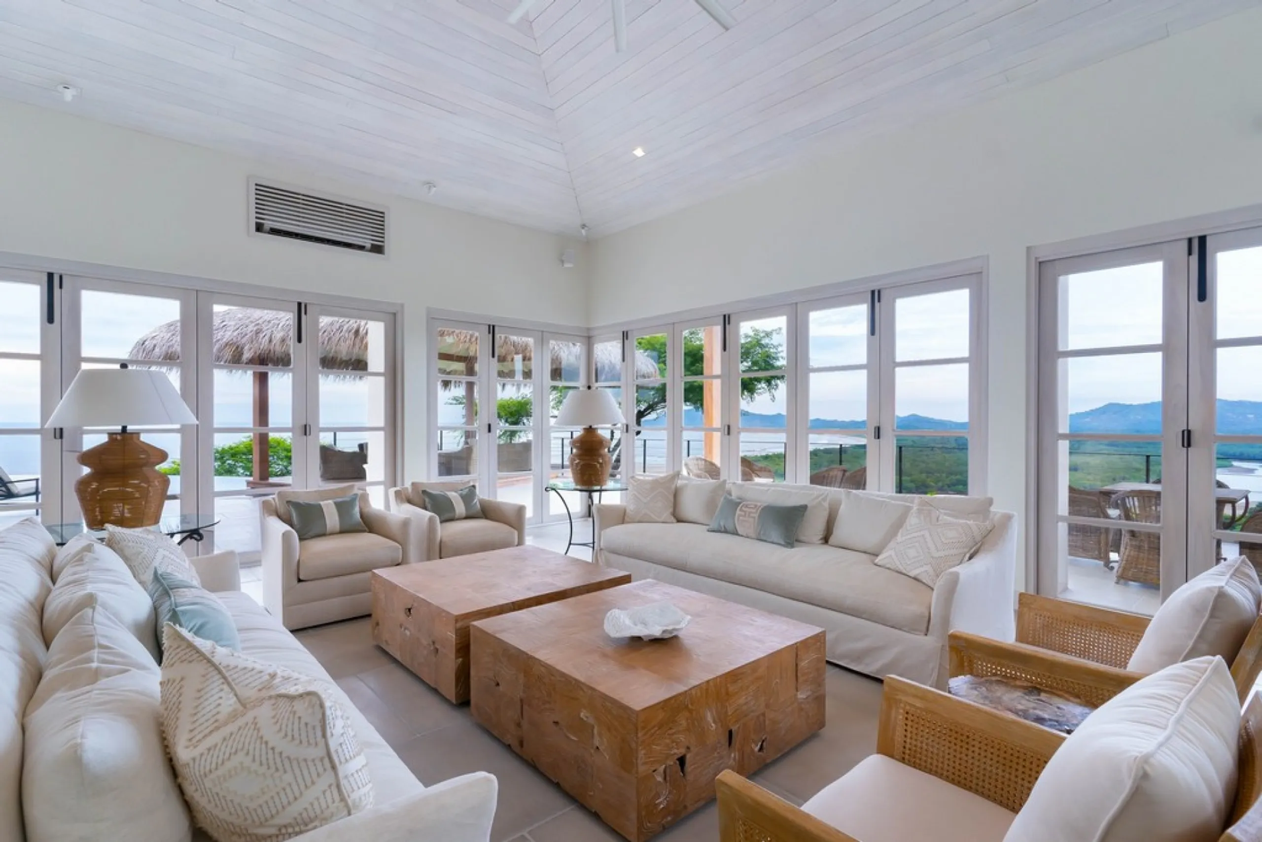 Luxury 6-Bedroom Oceanview Villa in Tamarindo — photograph 3