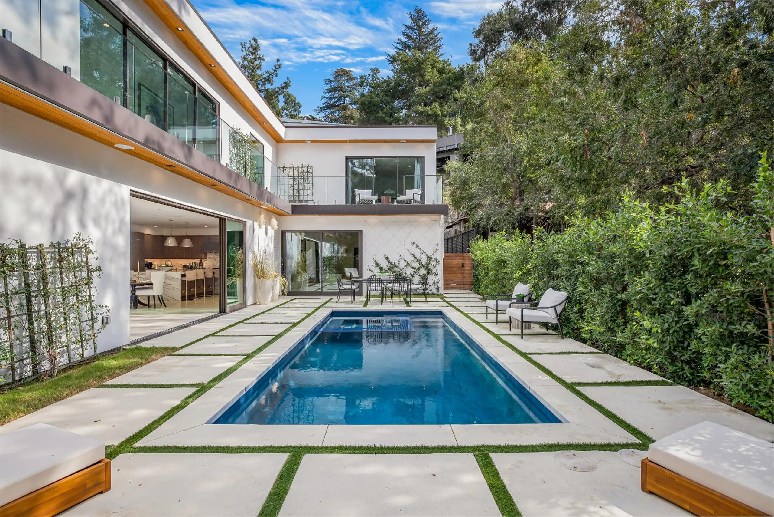 Modern Laurel Canyon Estate with Luxury Pool — photograph 2