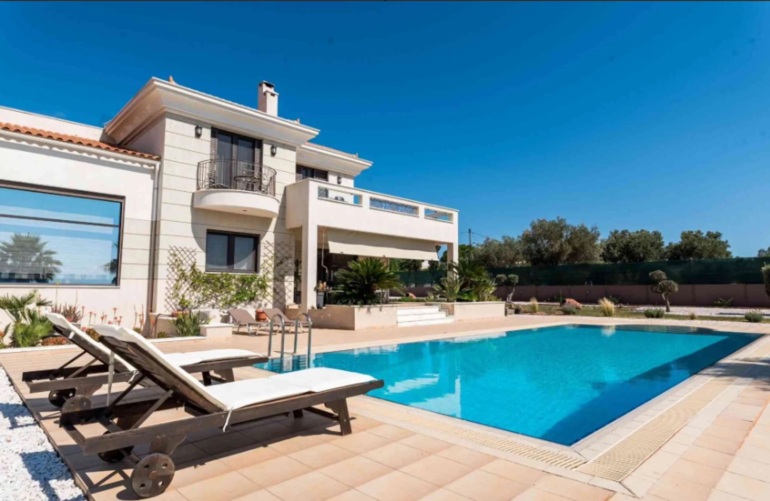 Elegant Light-filled Residence with Private Pool and Mountain Views — photograph 2