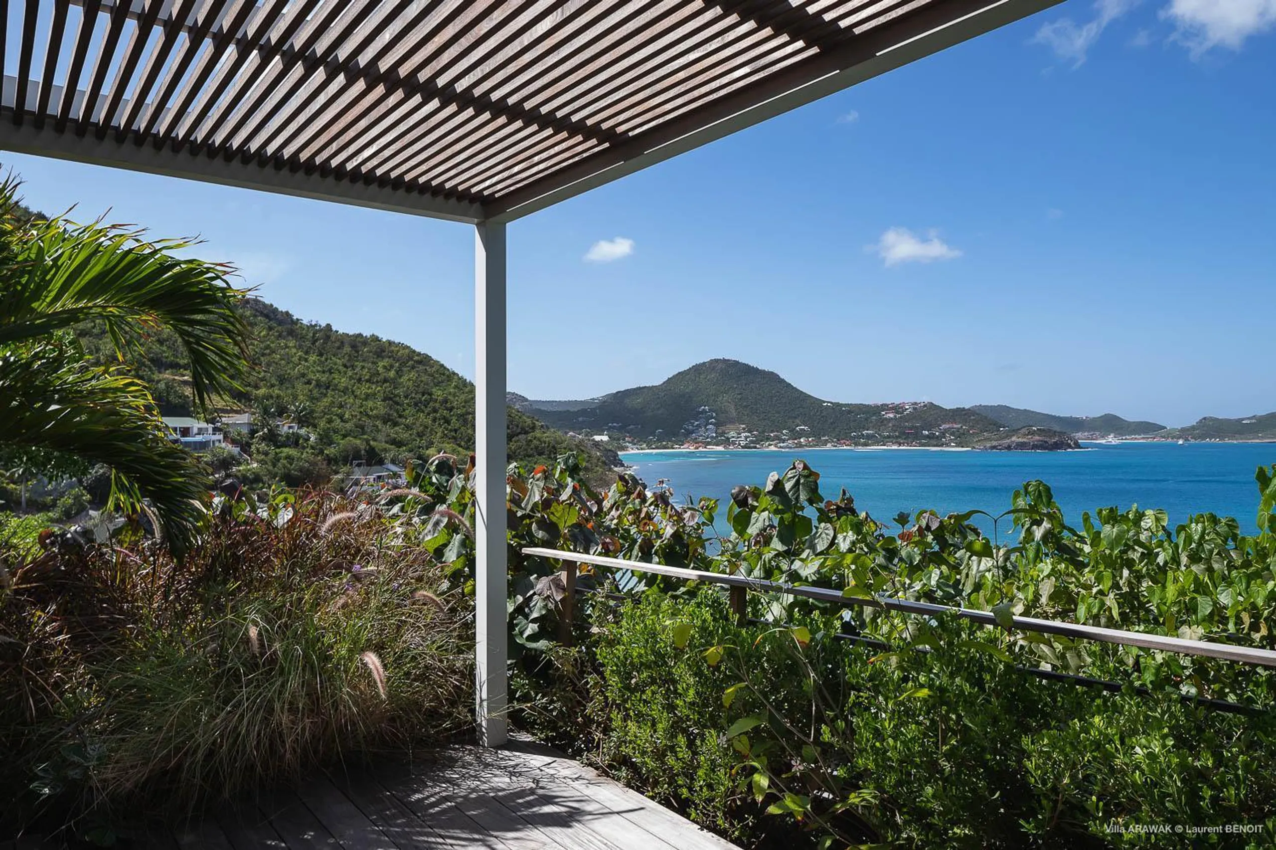 Chic Seaview Villa with Private Pool and Outdoor Grill — photograph 3
