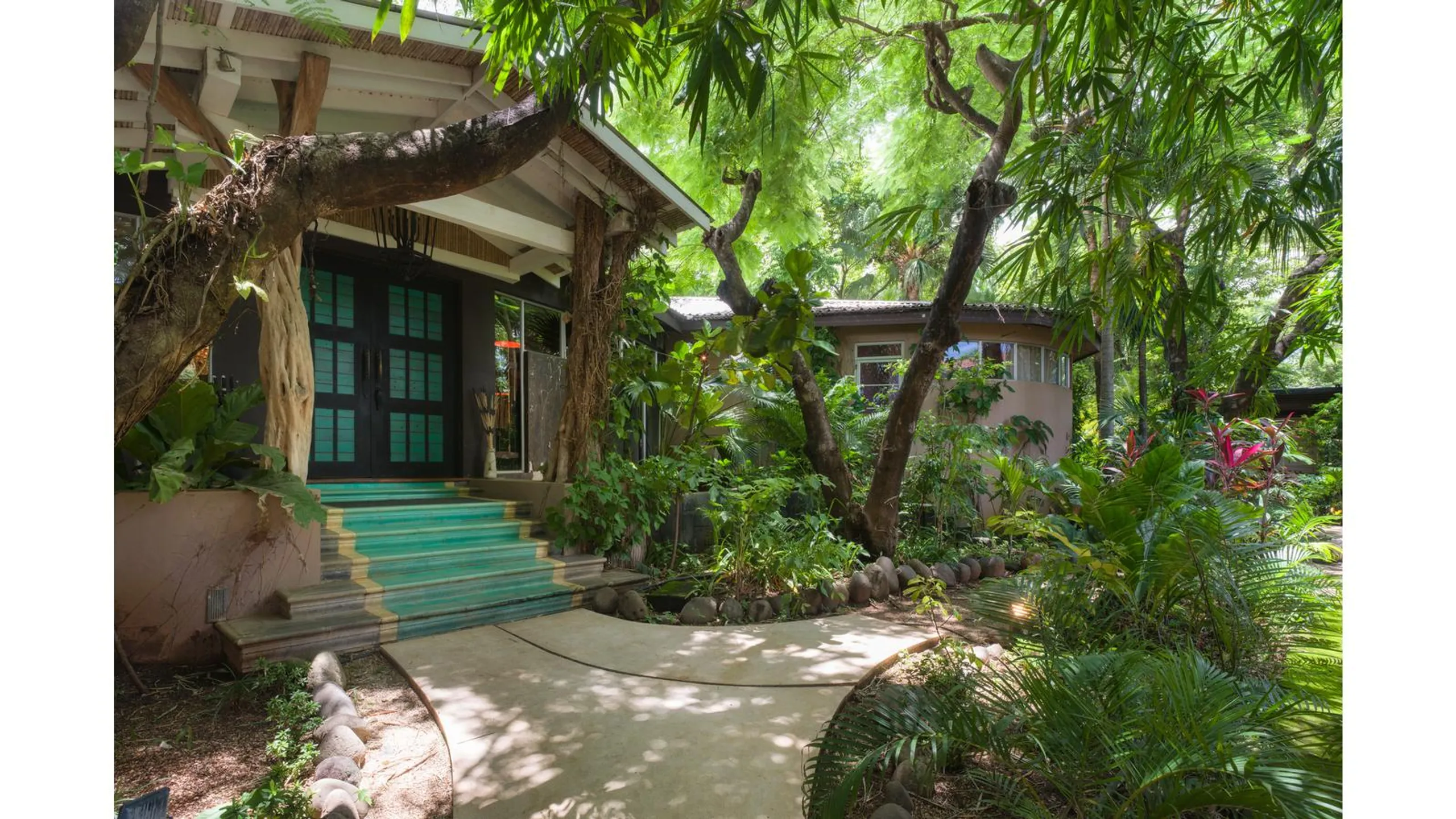 Bold Designer Villa in Tamarindo with Private Pool and Gardens — photograph 2