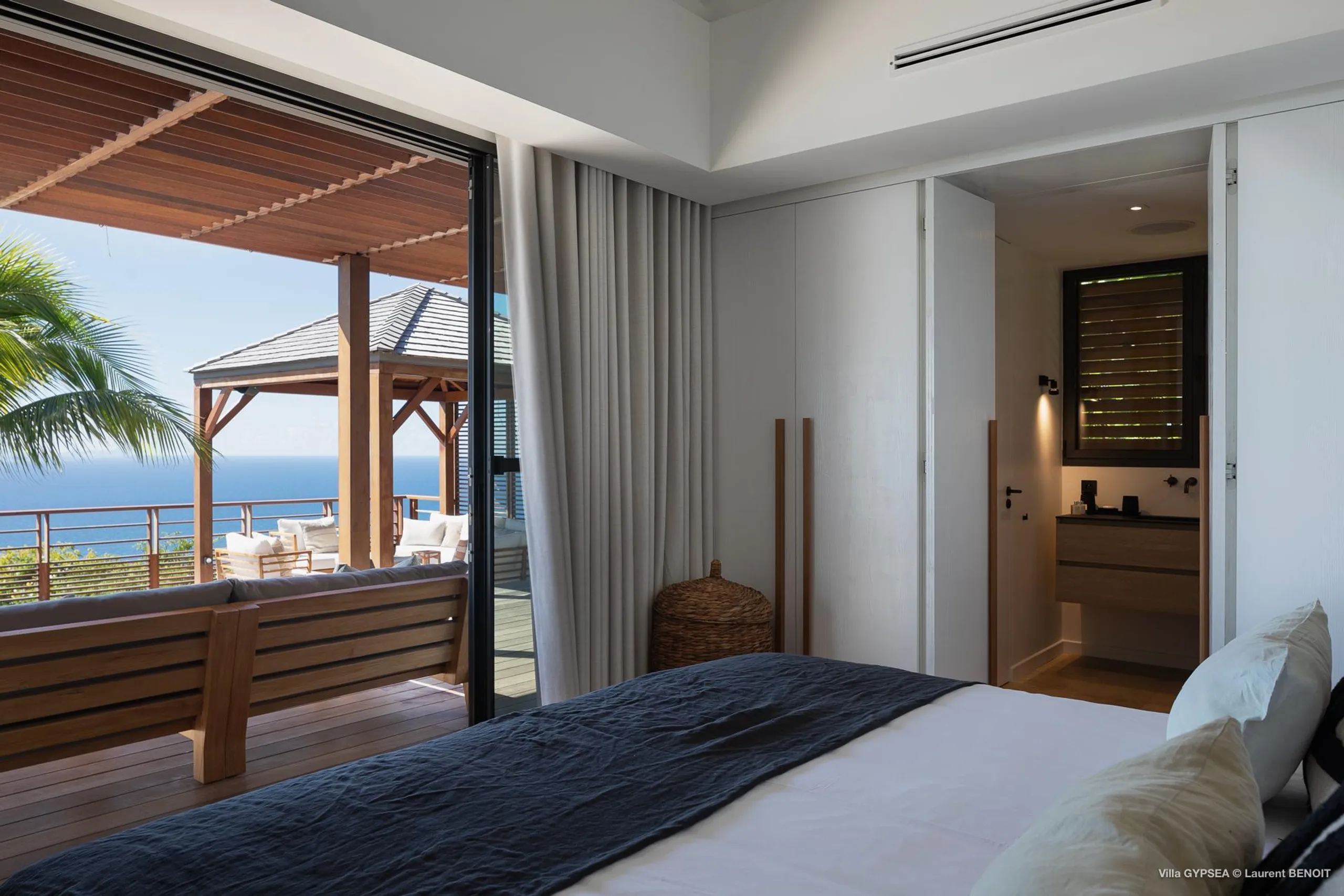 Sophisticated Seaview Estate with Infinity Pool and Sun Deck — photograph 8