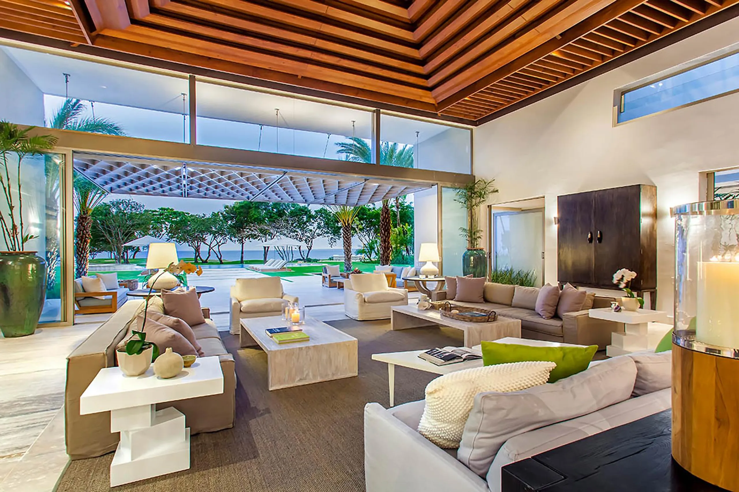 Splendorous Oceanfront Estate with Reflective Pools and Tropical Surroundings — photograph 5