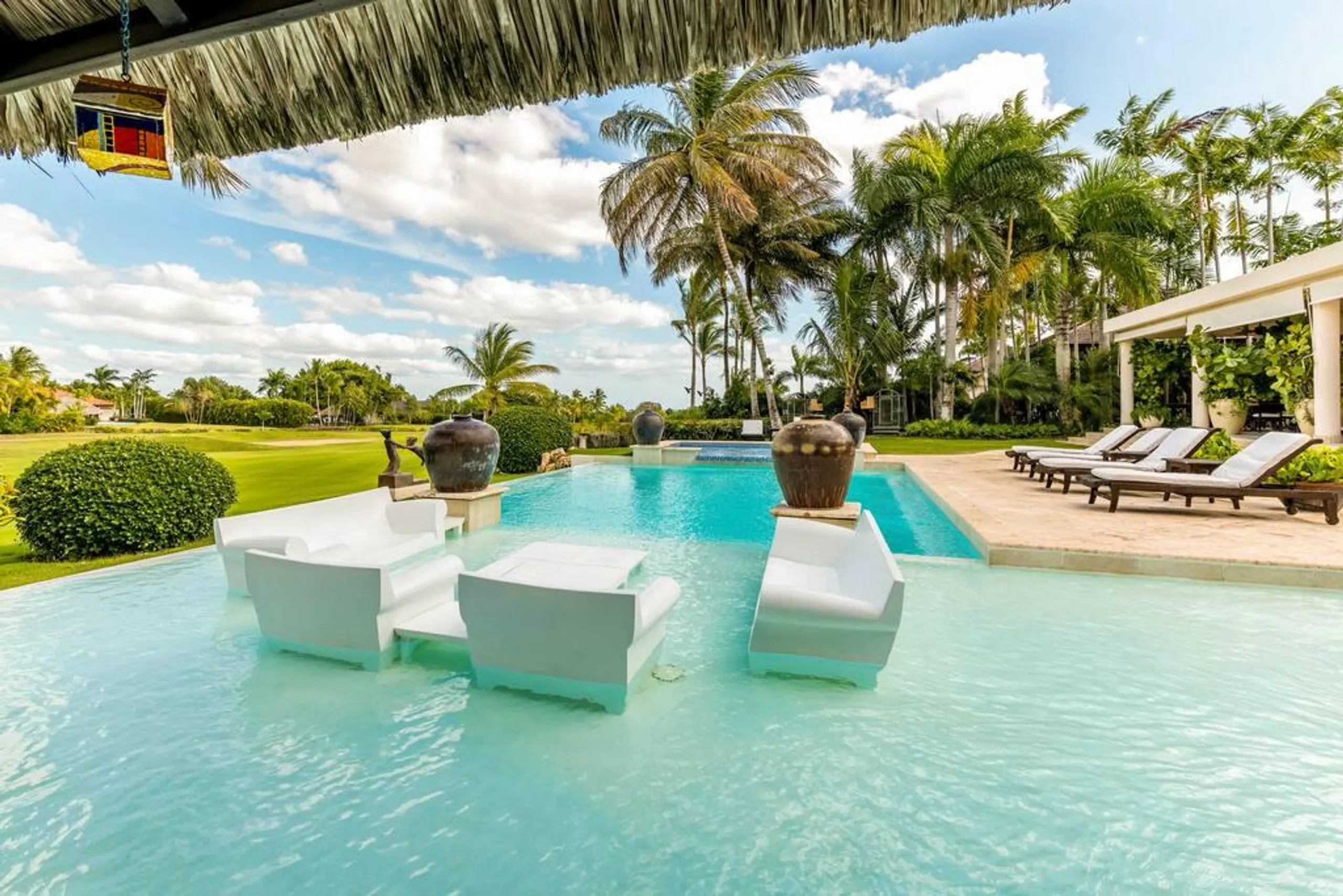 Sophisticated Paradise Retreat with Private Pool and Jacuzzi — photograph 2