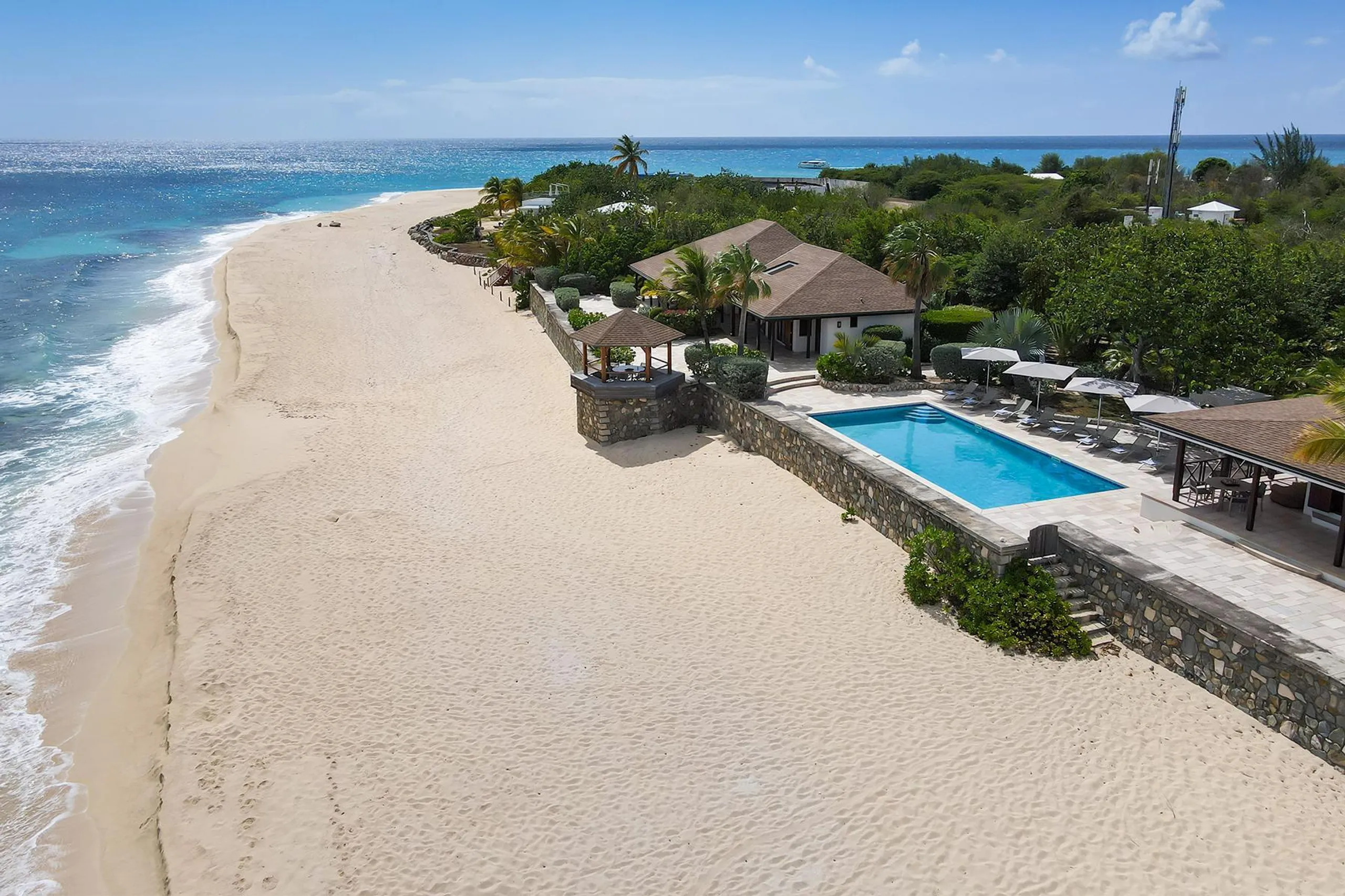 Beachfront Bliss: Luxury Villa Rental with Breathtaking Views and Serene Gardens — photograph 10
