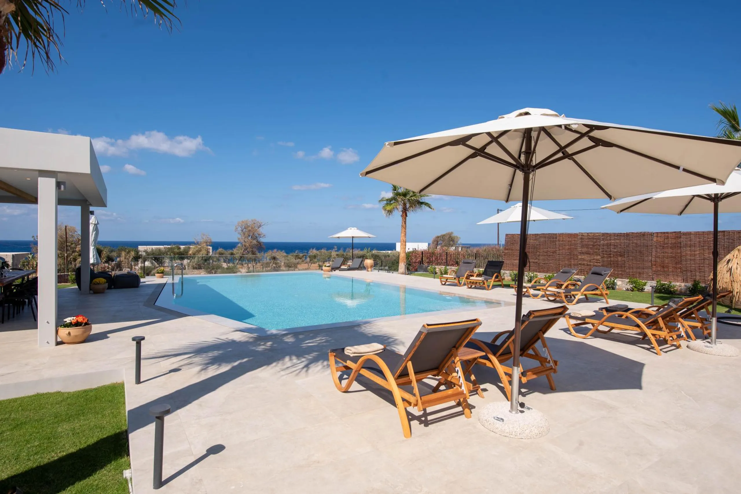 Luxurious 6-Bedroom Villa with Pool, Sea Views & Walkable Beach Access — photograph 11