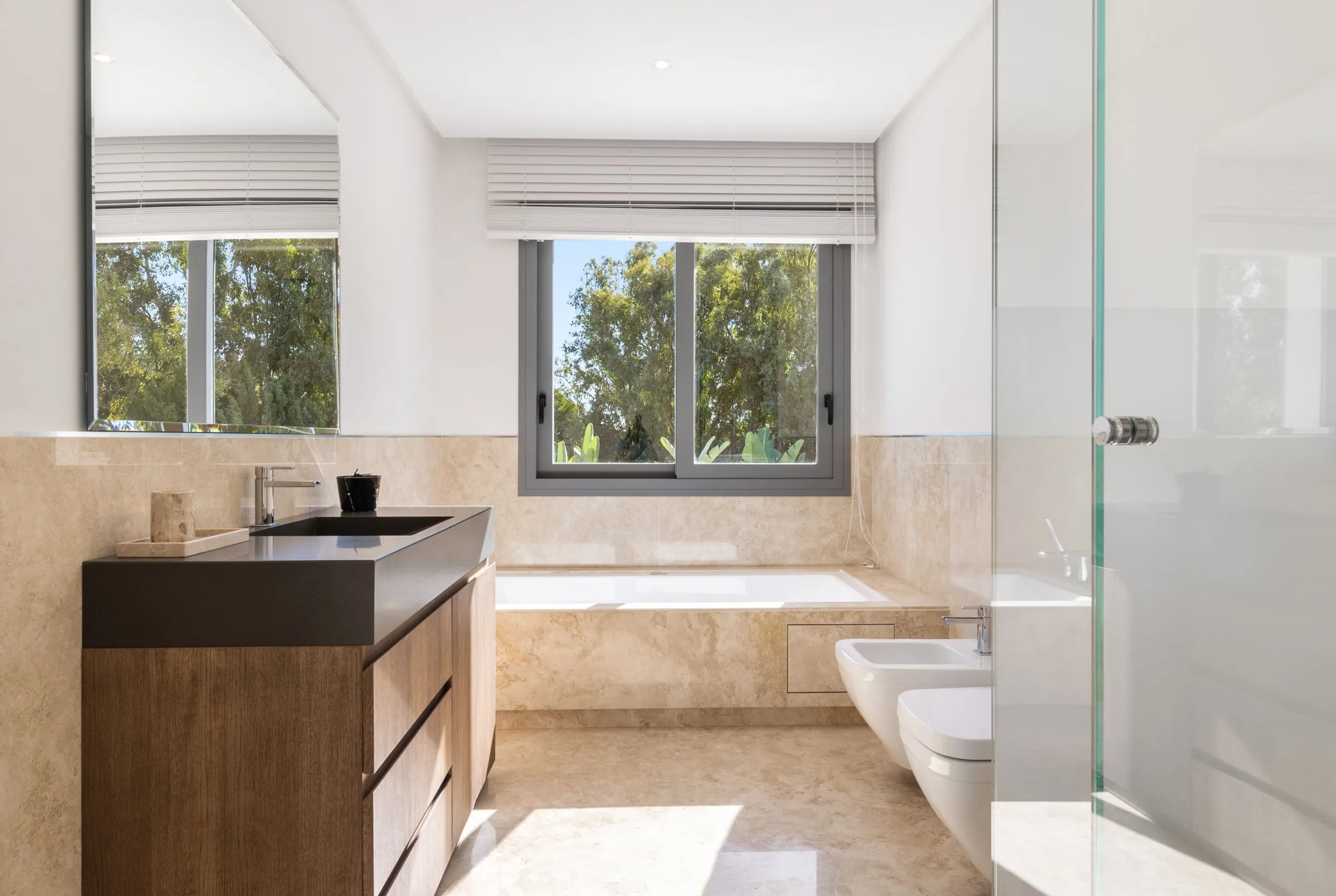 Stately Contemporary Villa with Heated Pool, Cinema and Gym — photograph 11
