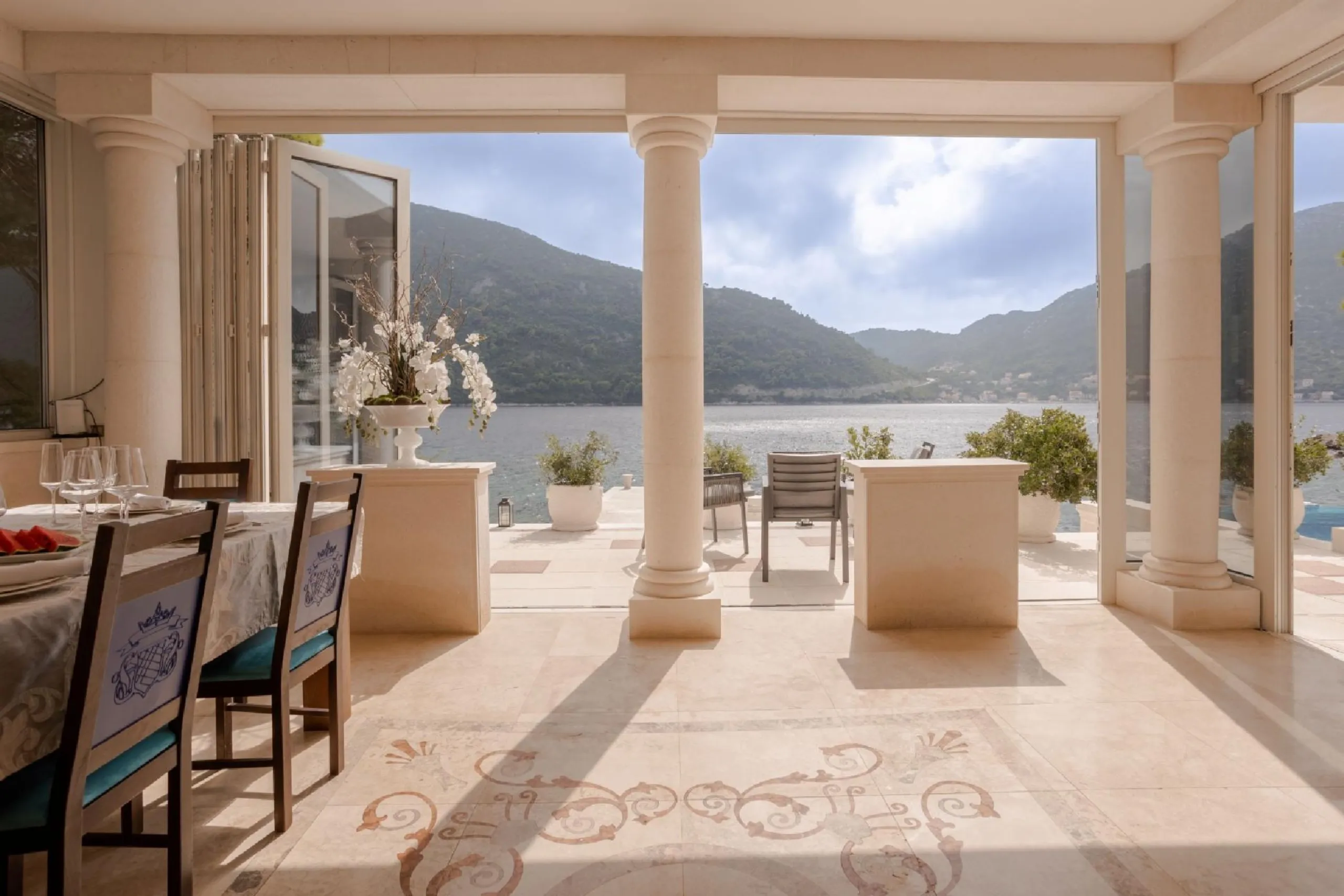Enchanted Ancient-Inspired Villa with Breathtaking Pool and Seaside Views — photograph 3