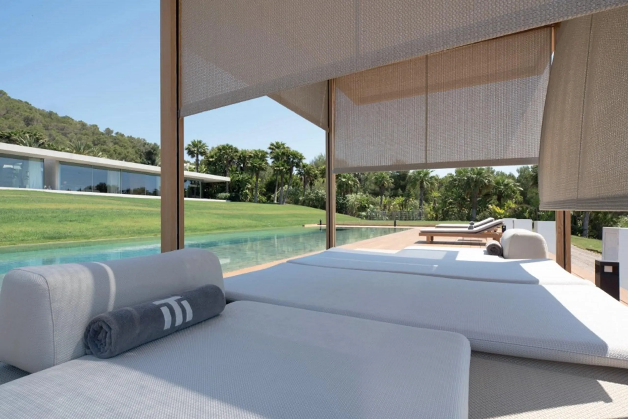 Stunning Contemporary Villa in Ibiza with Heated Pool, Sauna and Jacuzzi — photograph 6