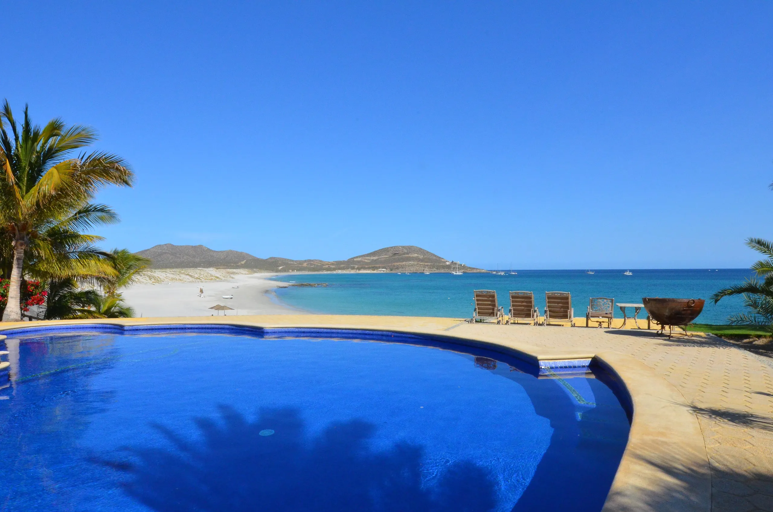 Charming Beachfront La Paz Luxury Villa with Pool, Large Palapa and Ocean Views — photograph 11