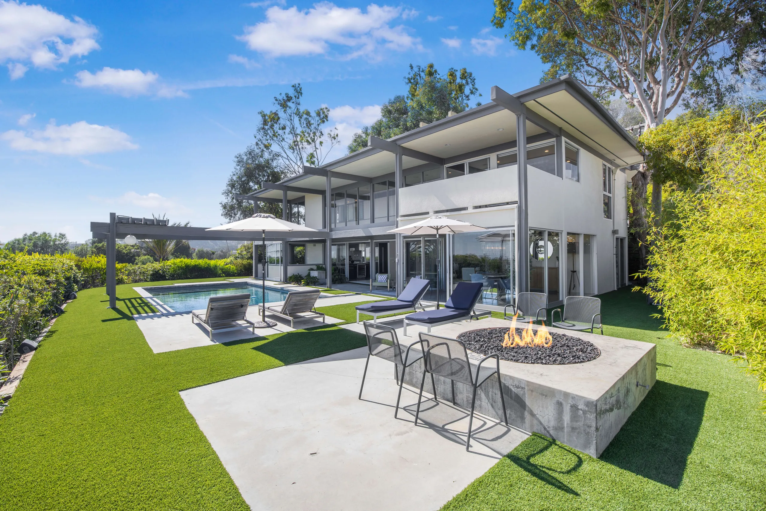 Stylish Hollywood Hills Retreat with Pool, Open-Concept Design, & 360° Rooftop Views, Beverly Hills