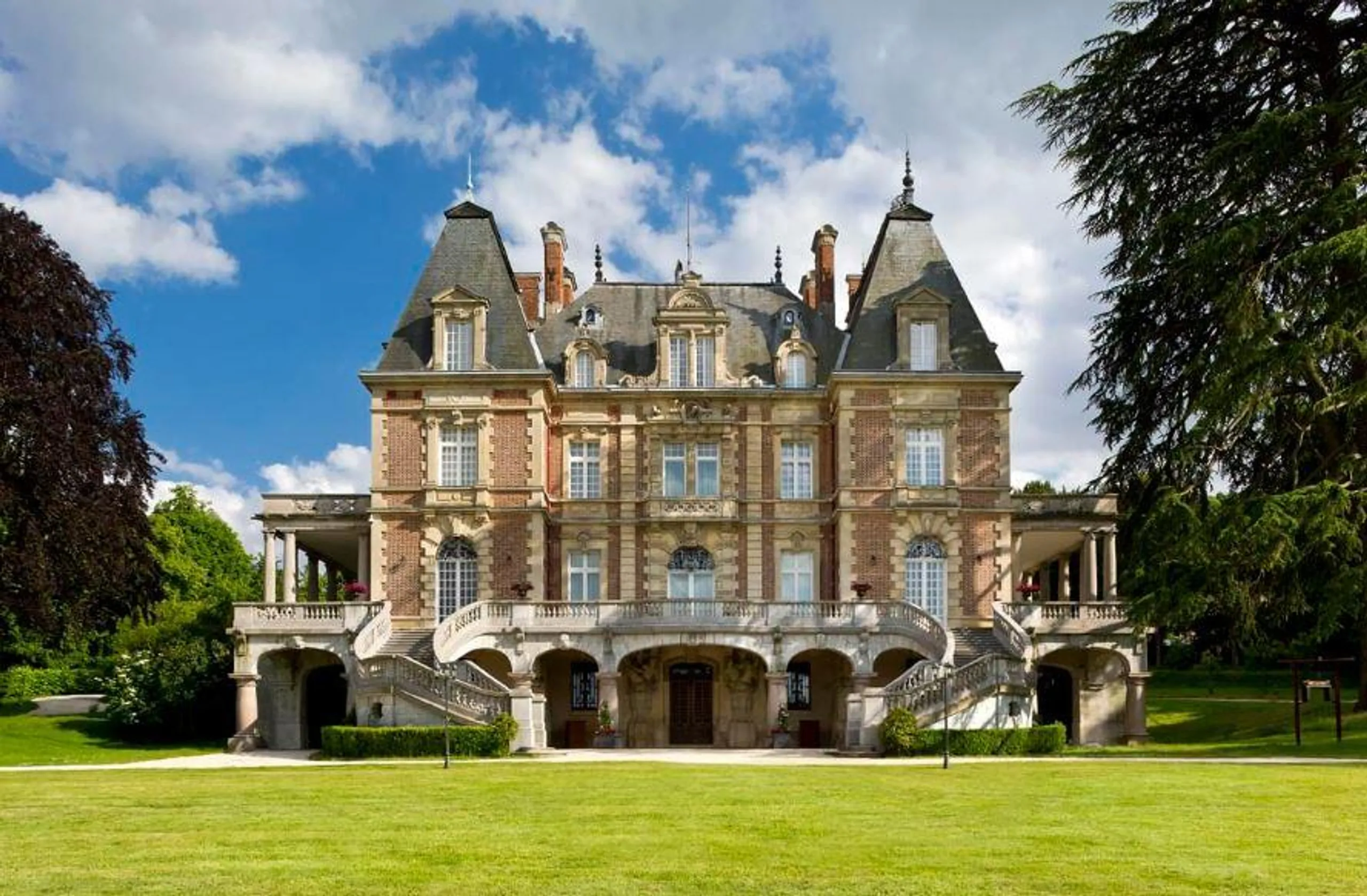 Unveiling Elegance Retreat with 9 Suites and Breathtaking Garden
