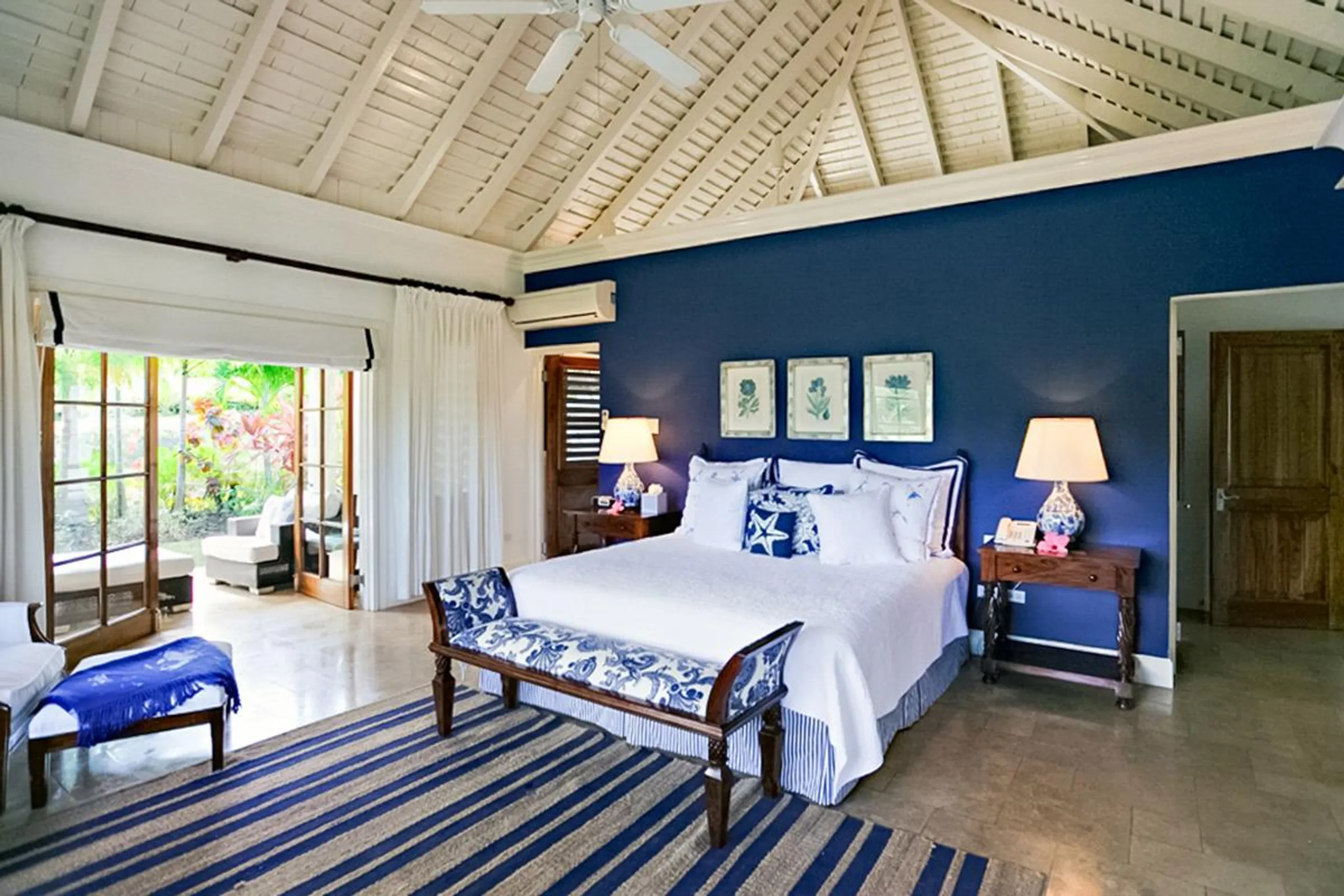 Charming Tropical Retreat in Sandy Bay with Private Pool and Lush Garden Grounds — photograph 9