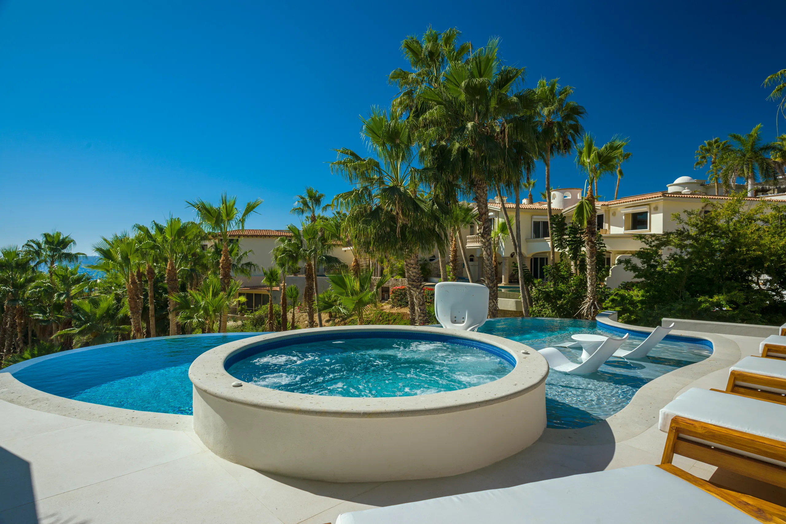 Rejuvenating, Airy and Spacious Villa with Tranquil Classic Luxury Pool — photograph 7