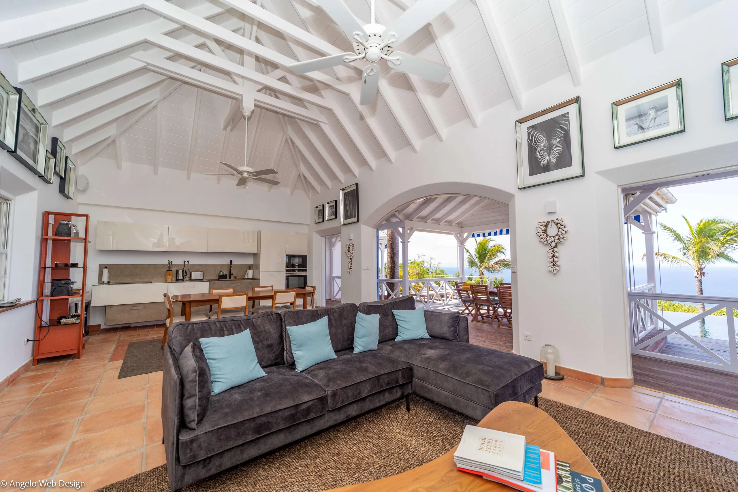 Plush and Inviting Villa with Infinity Pool and Breathtaking Ocean Views and Gorgeous Sunset — photograph 12